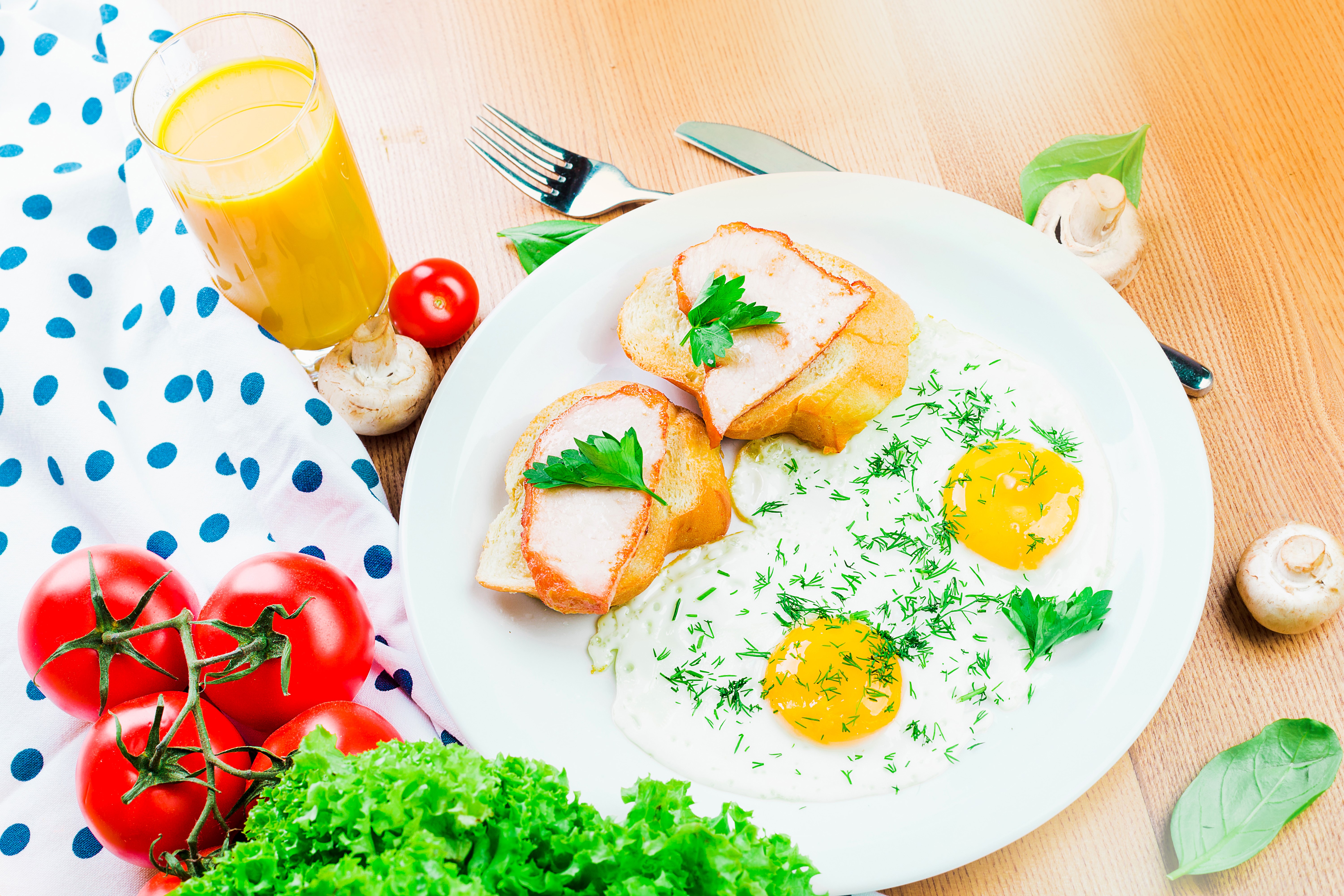 Fried eggs with toast and juice HD Wallpaper