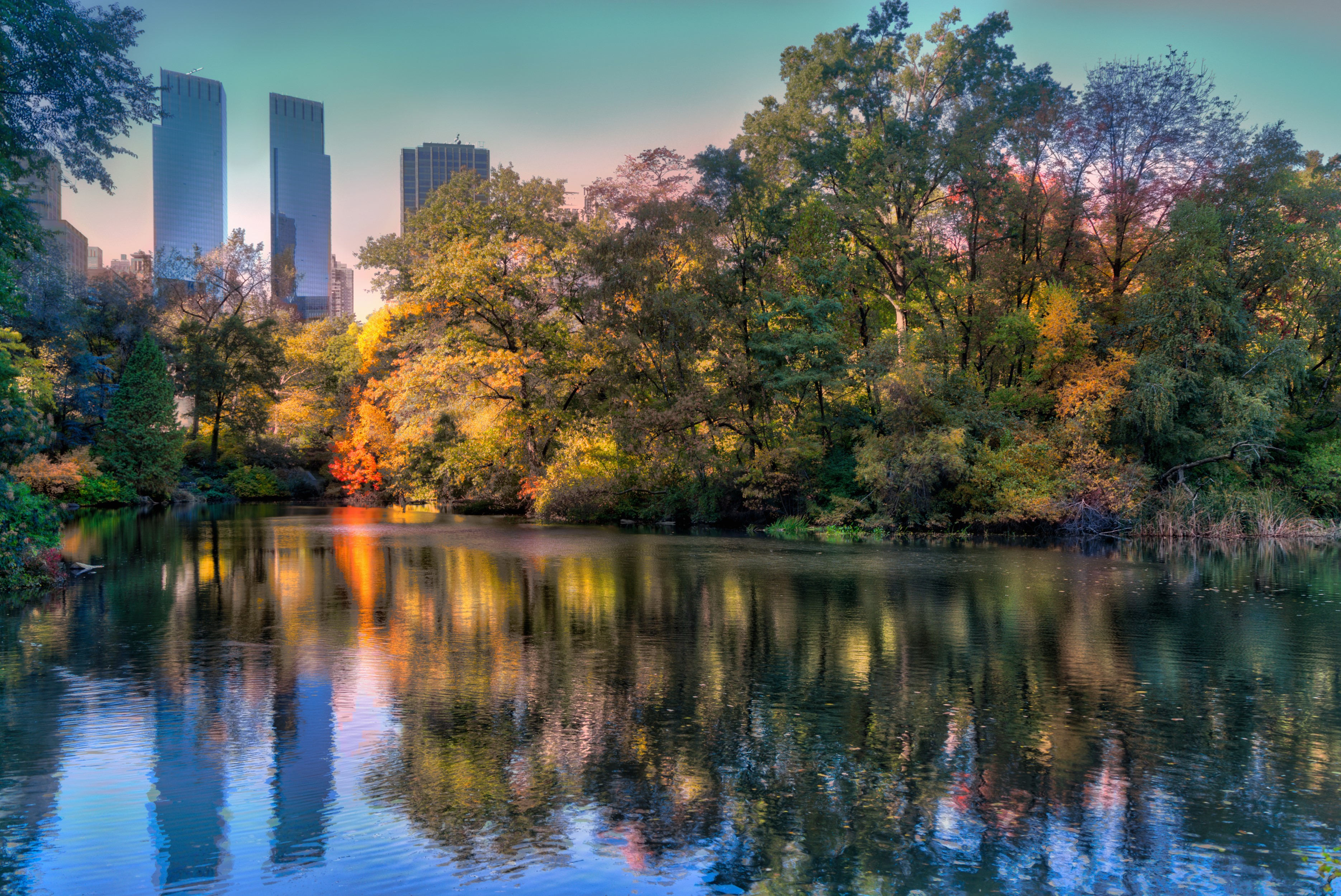 Central Park Lake with NYC Skyline in Autumn HD Wallpaper