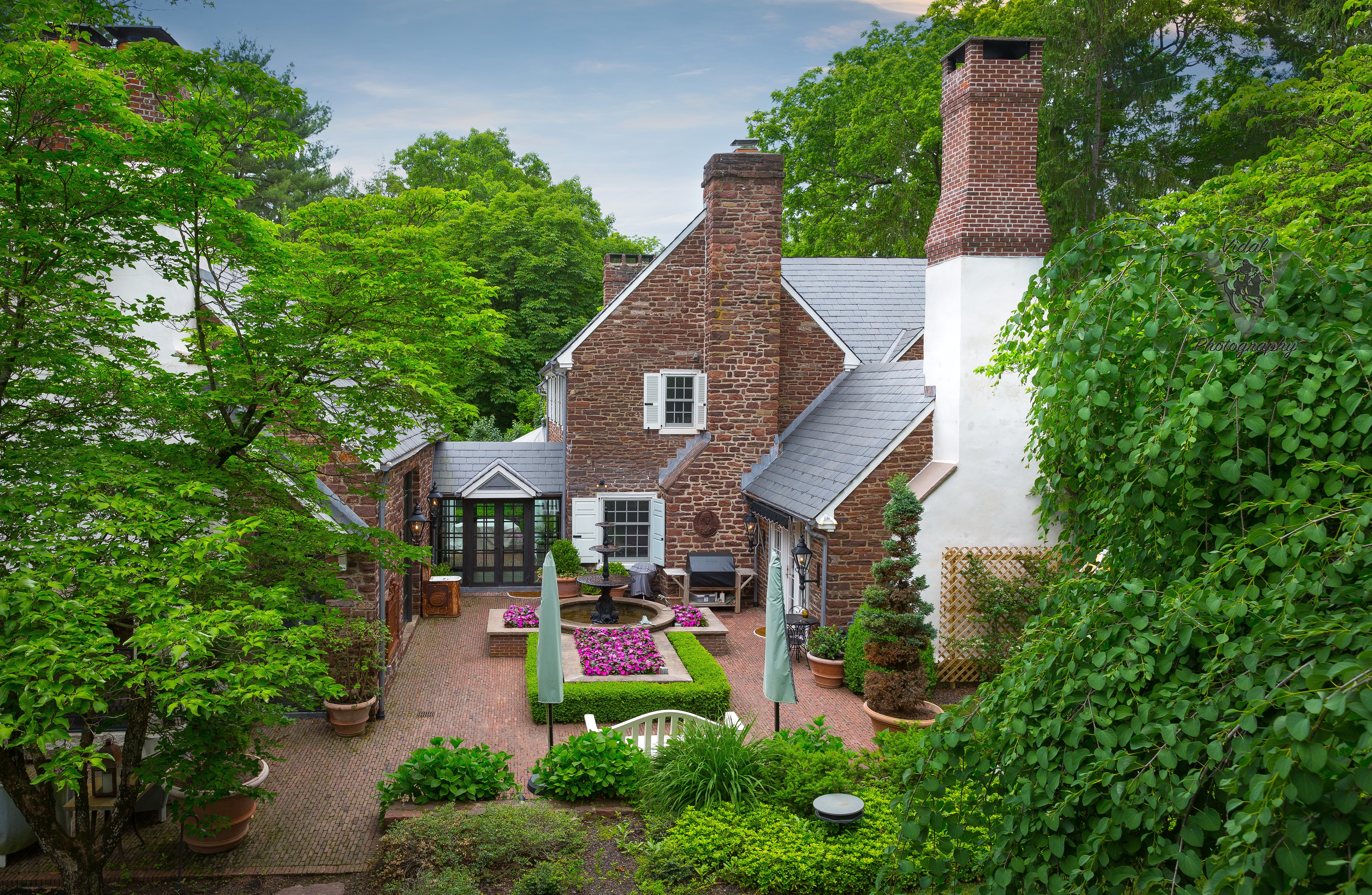 Stone house with a courtyard and fountain HD Wallpaper