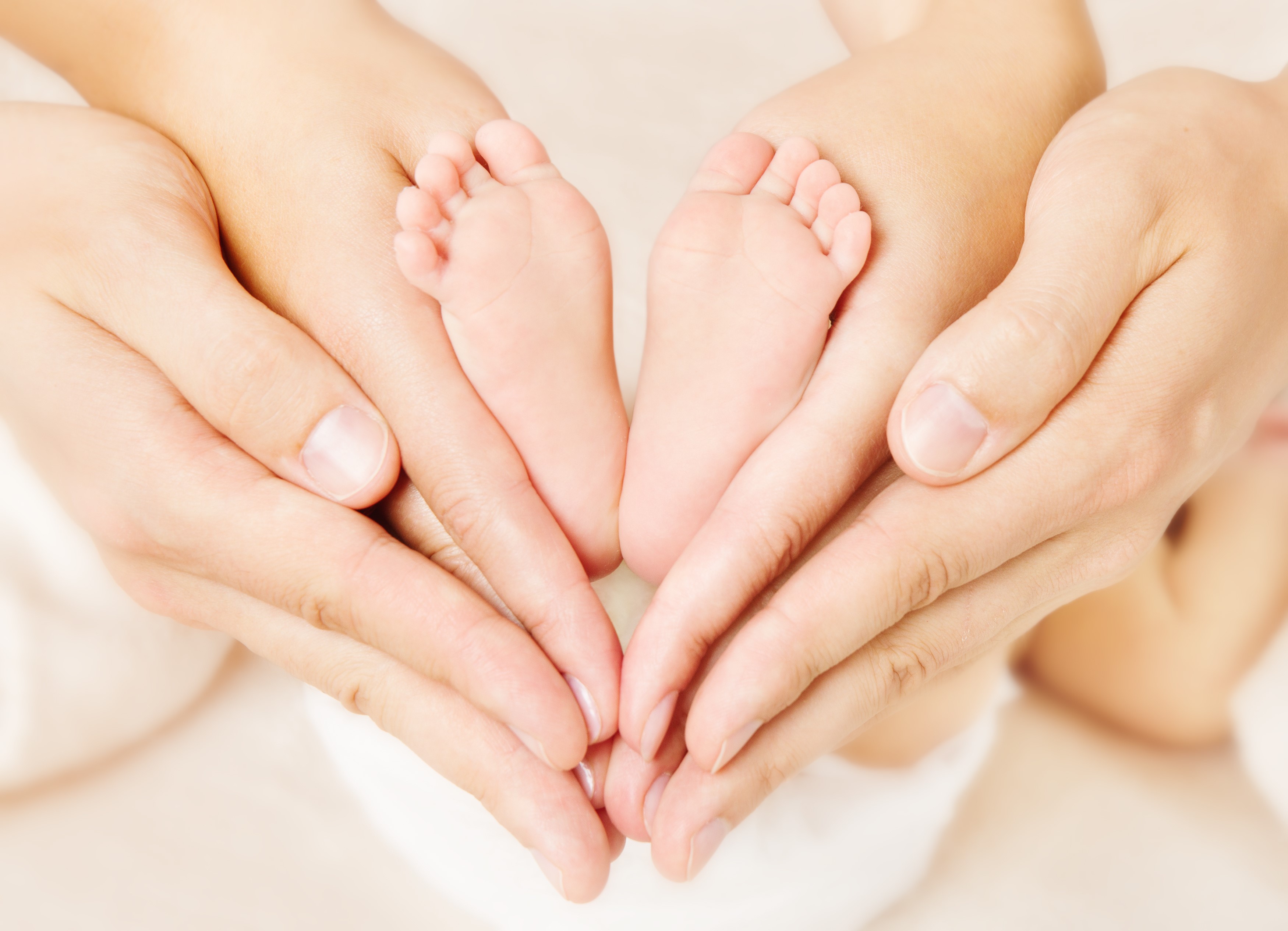 Parents holding baby feet in heart shape HD Wallpaper