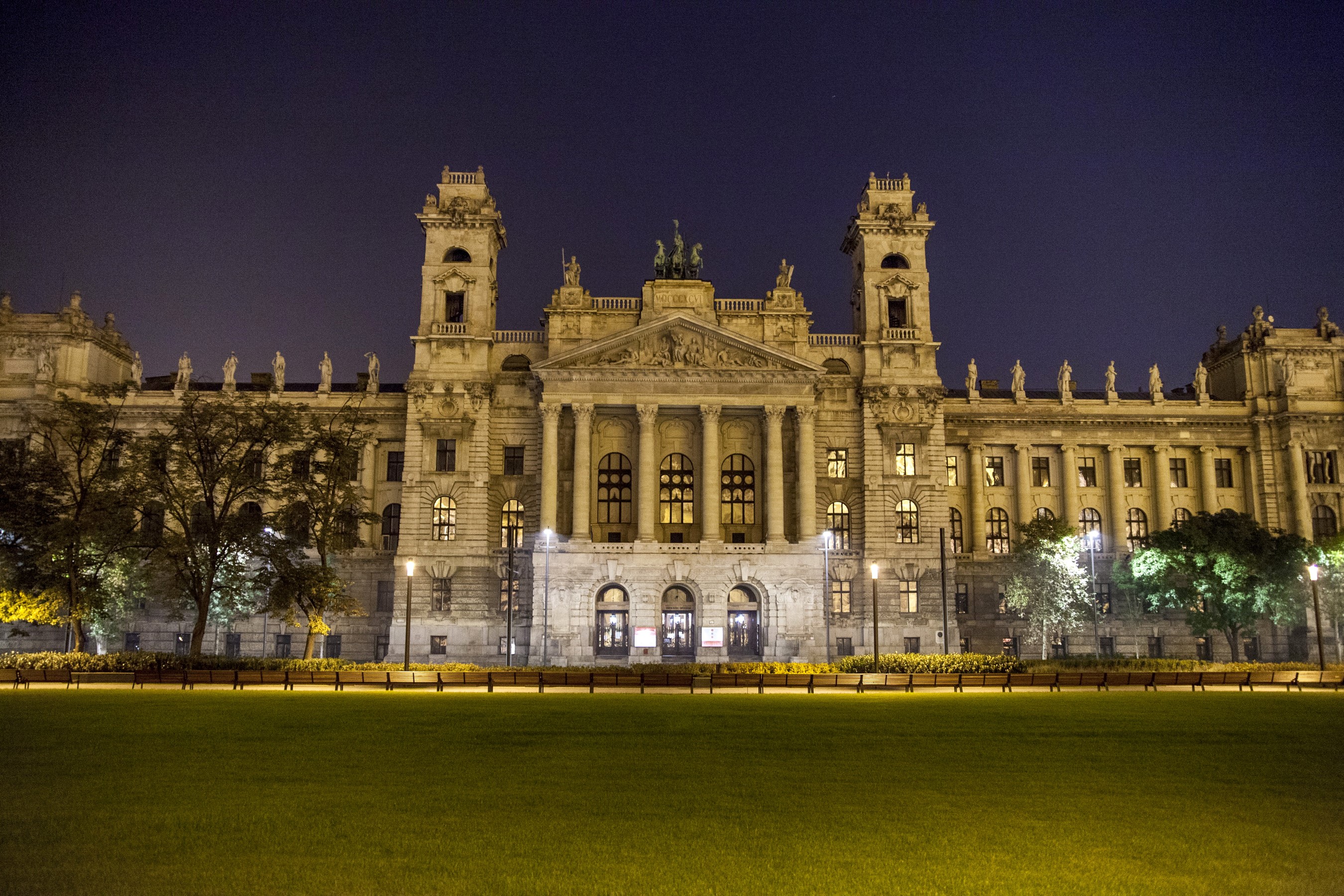 Museum of Fine Arts, Budapest at night HD Wallpaper