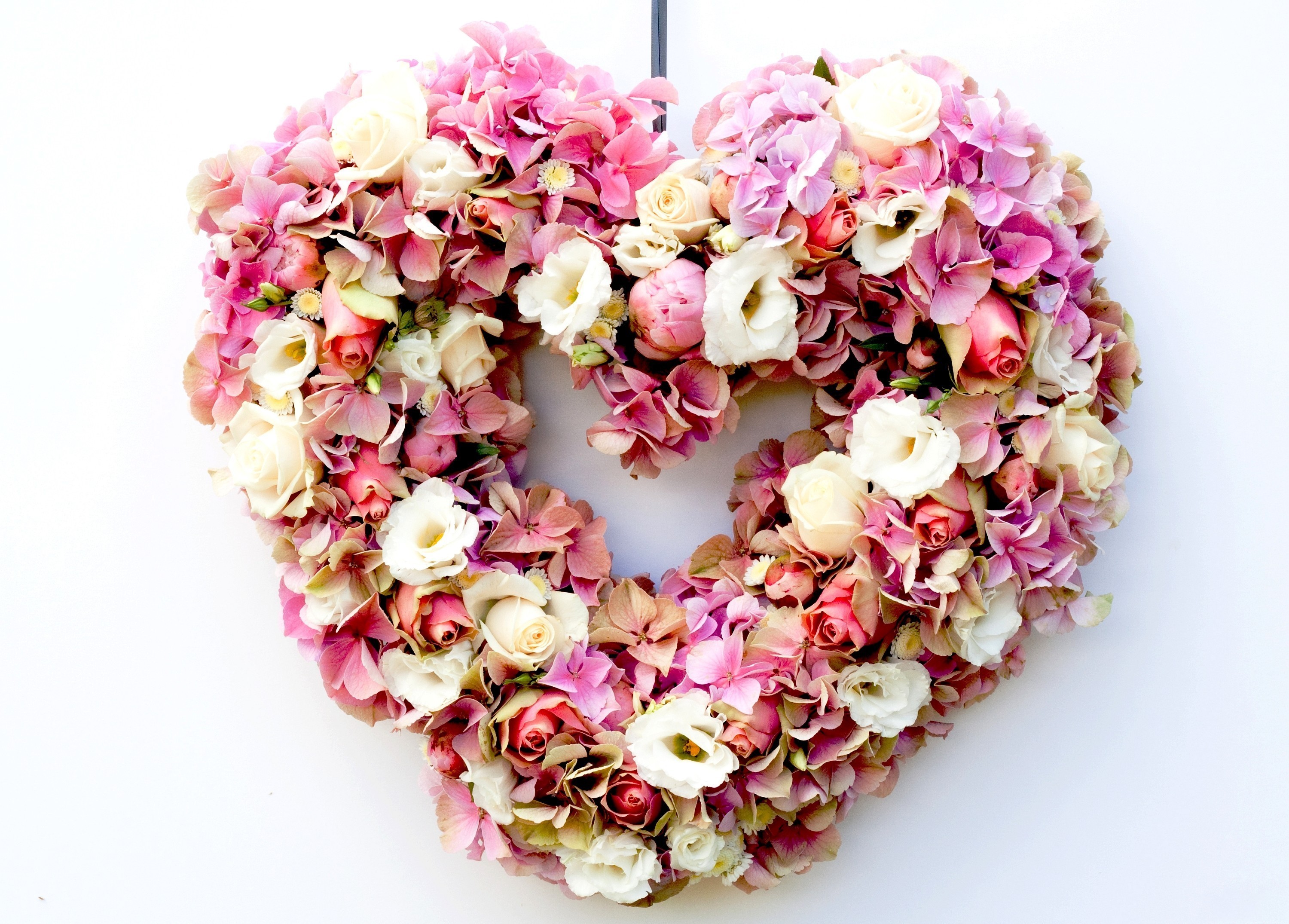 Heart-shaped floral arrangement with roses and hydrangeas HD Wallpaper
