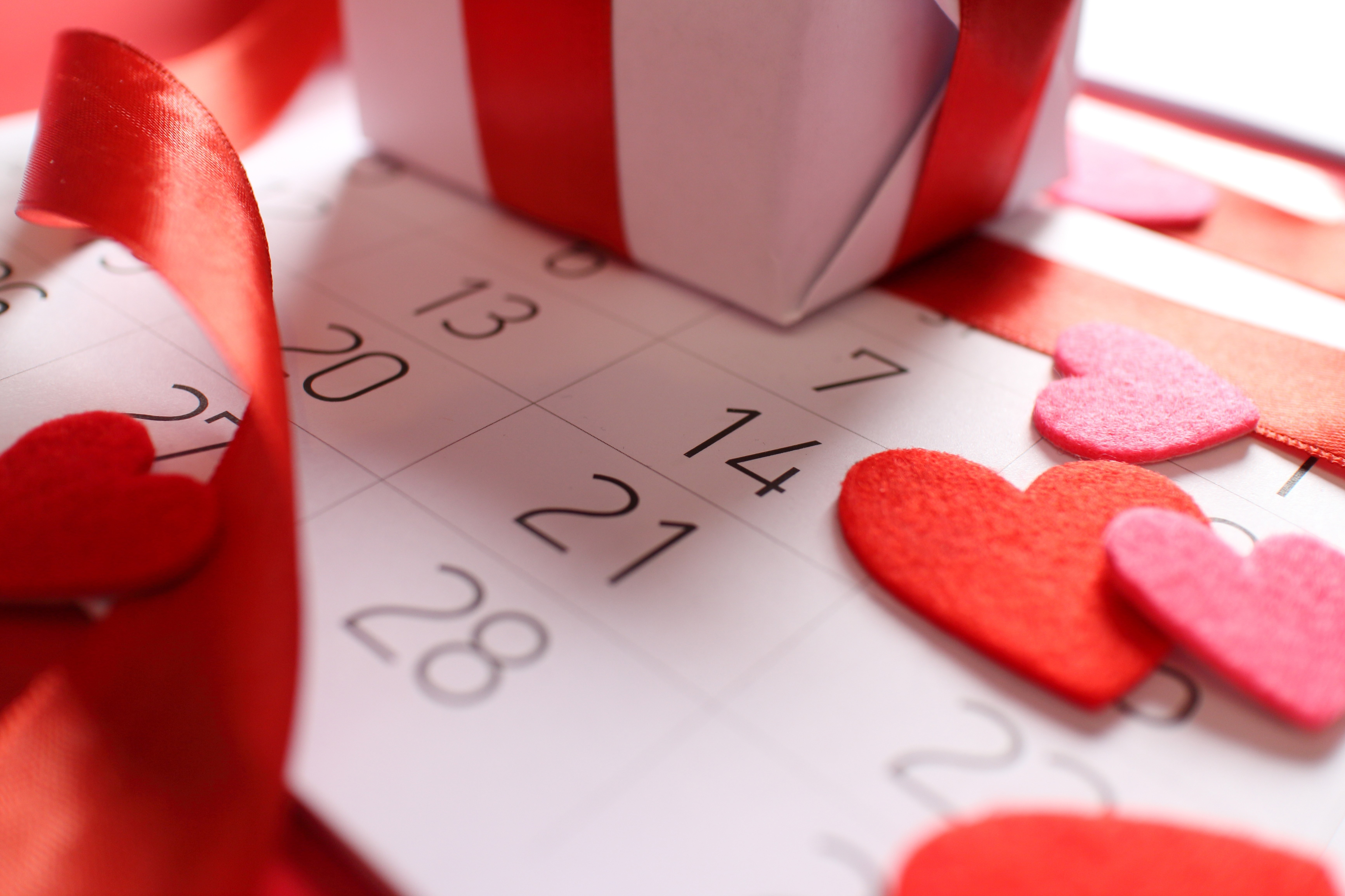 Valentine's Day Calendar with Gift and Hearts HD Wallpaper