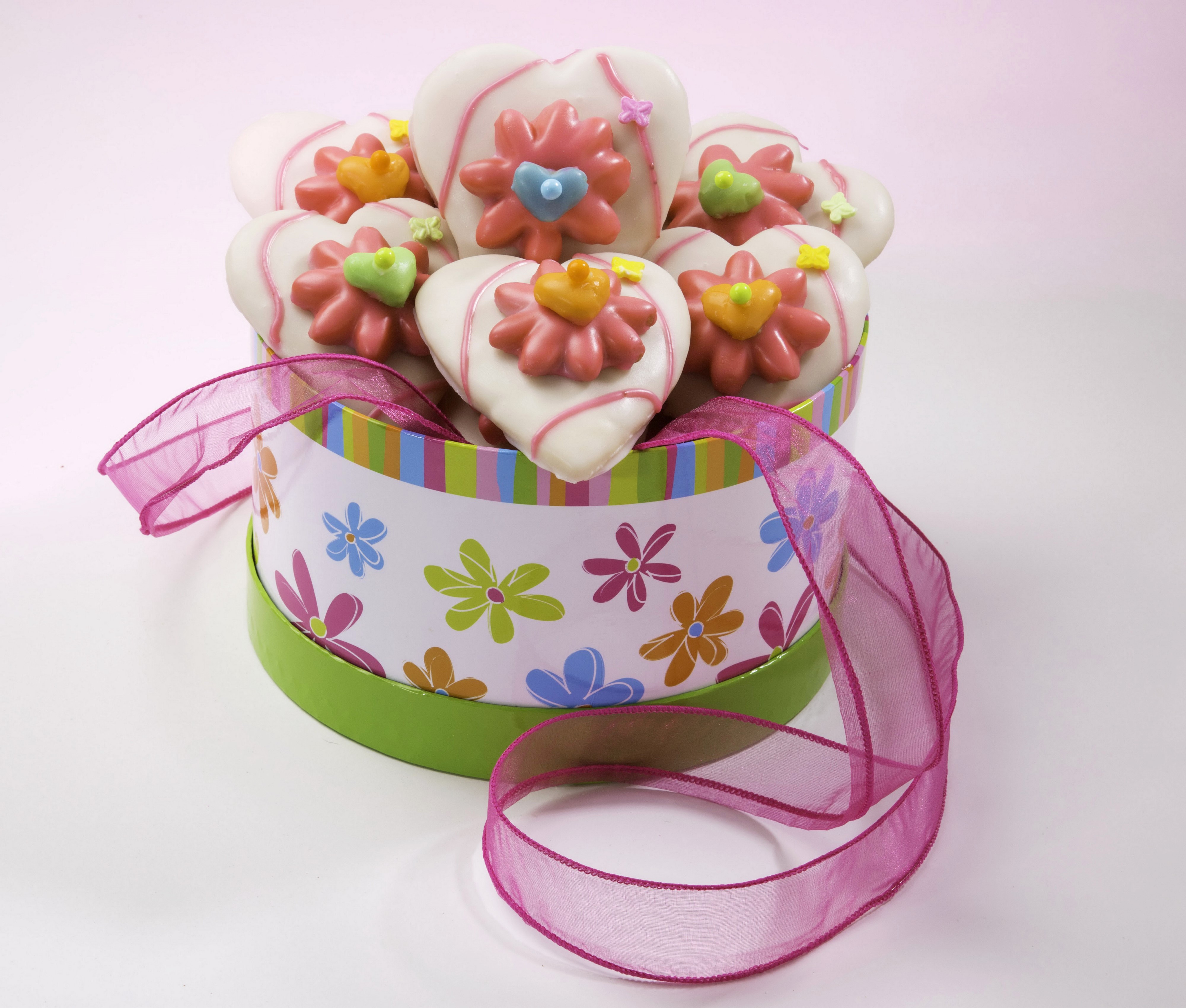 Heart-shaped cookies in a decorative box with ribbon HD Wallpaper