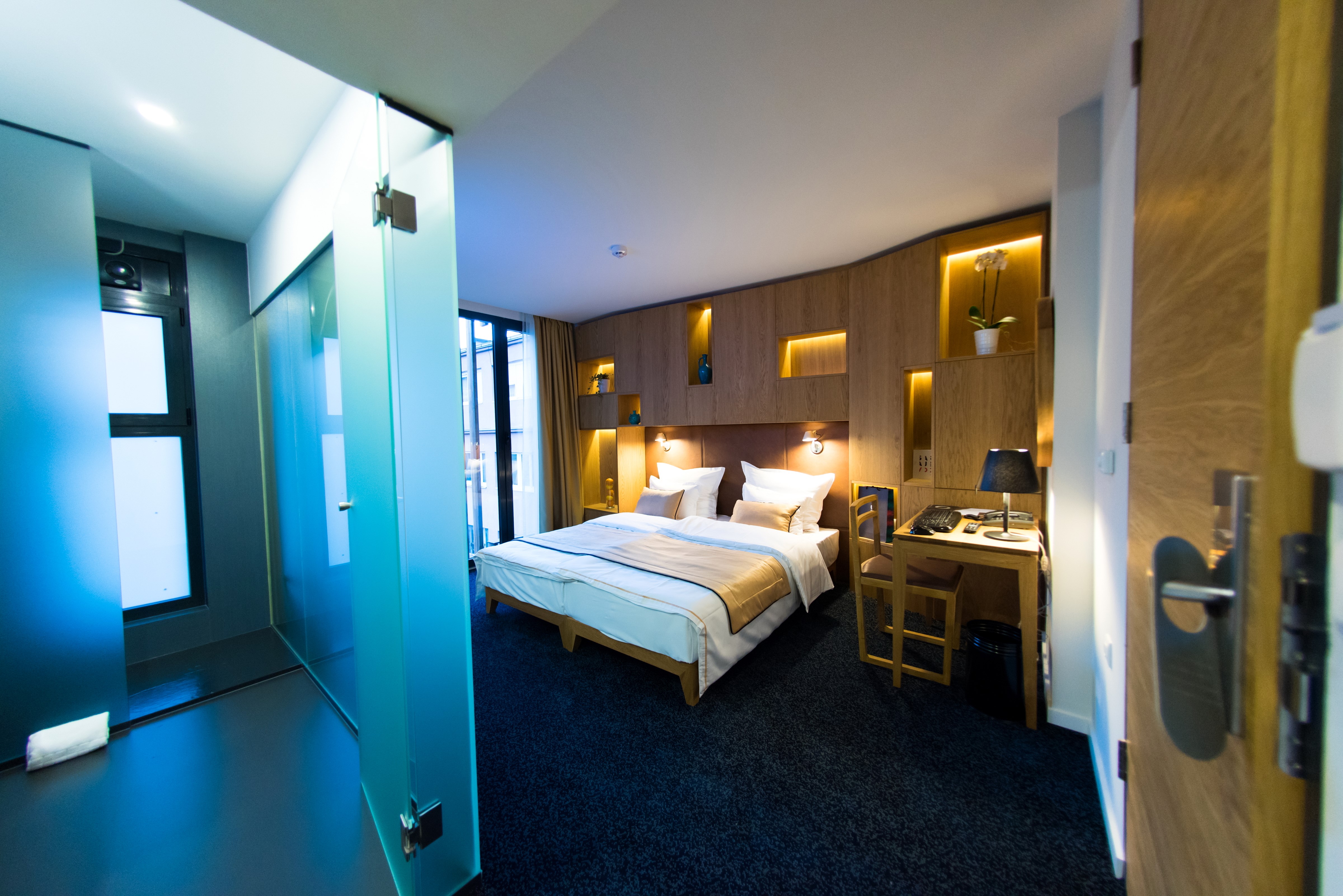 Modern hotel bedroom with bed and desk HD Wallpaper