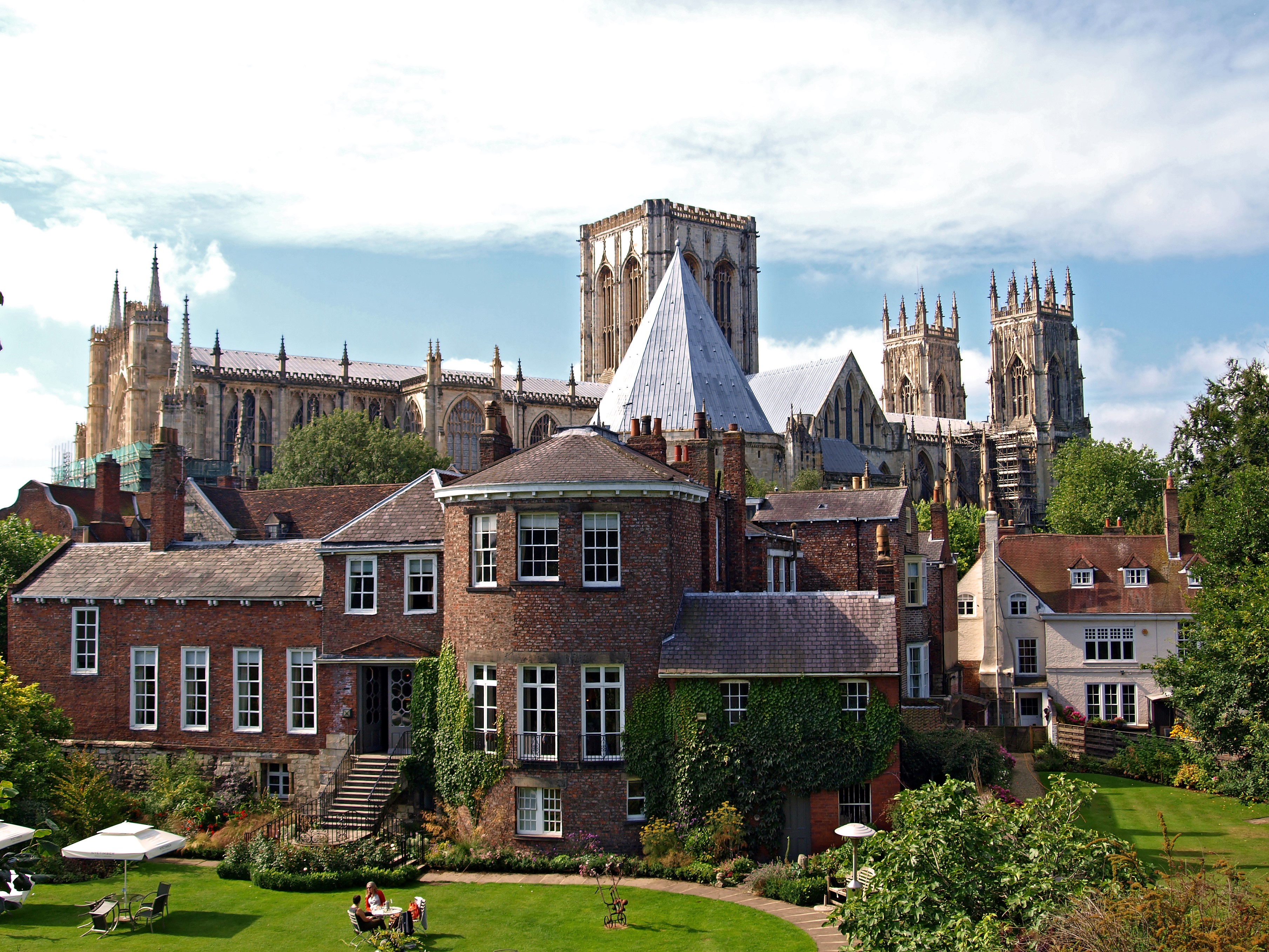 York Minster and historic houses in England HD Wallpaper