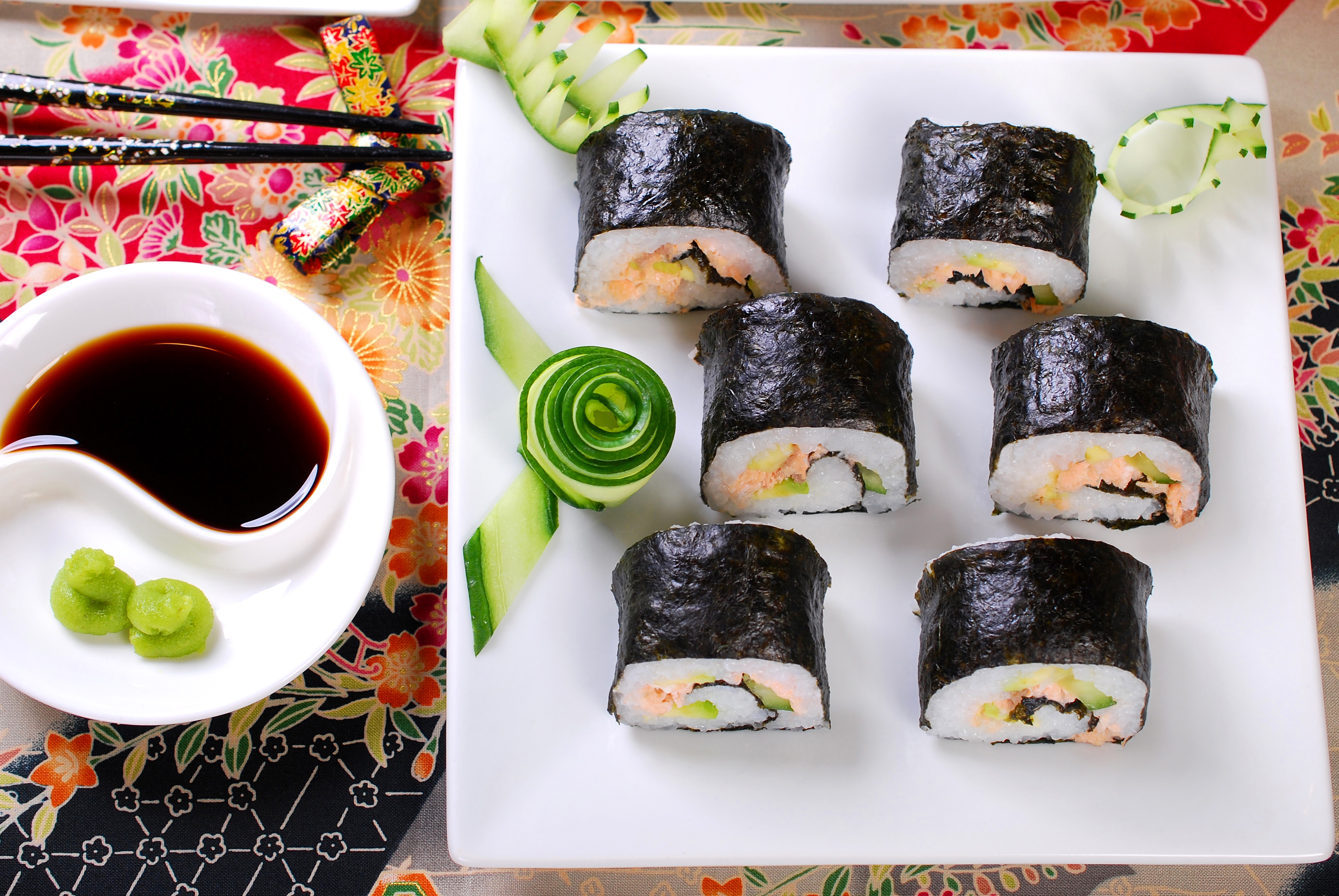 Sushi with salmon and cucumber HD Wallpaper