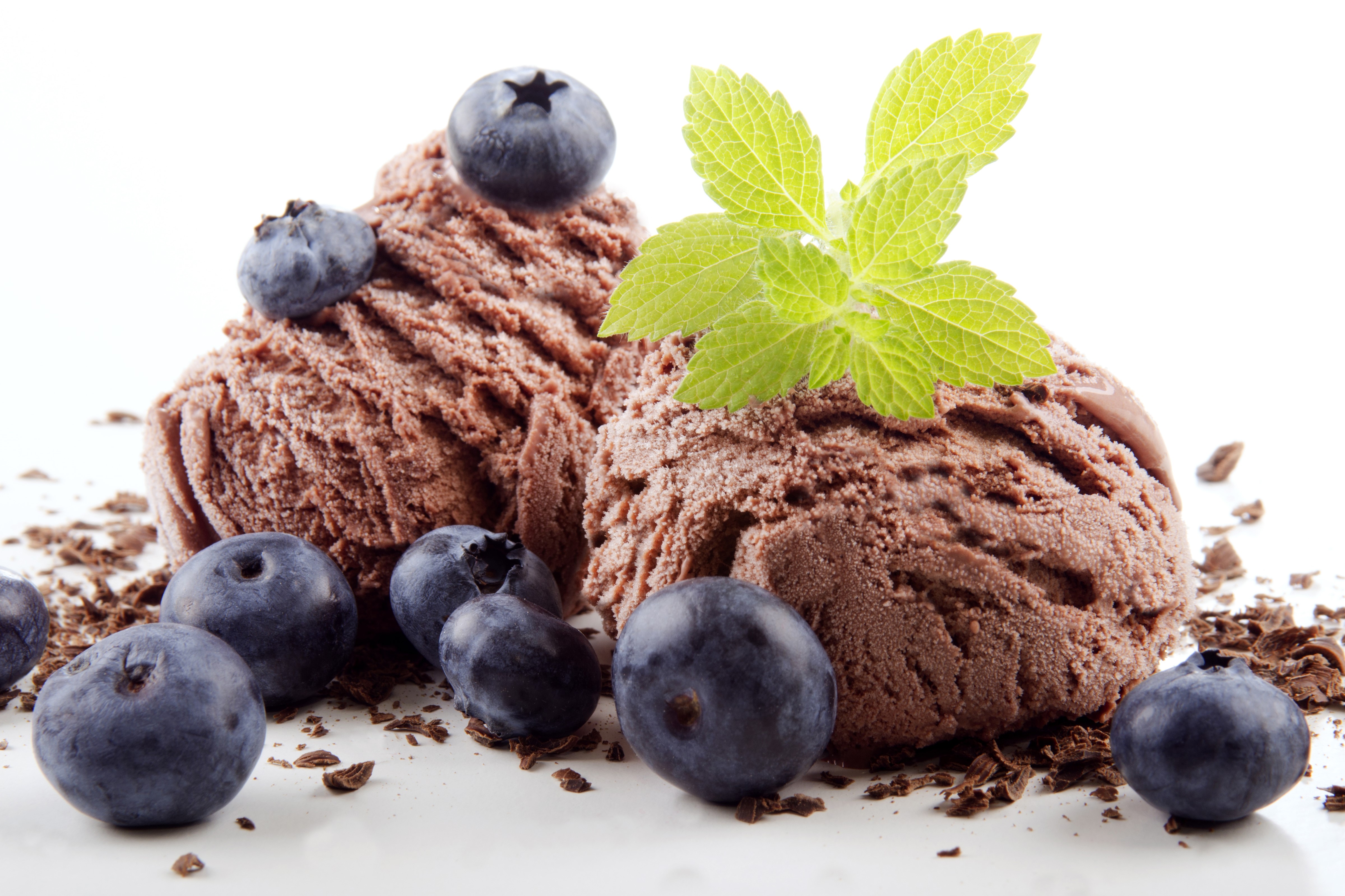Chocolate ice cream with blueberries and mint HD Wallpaper