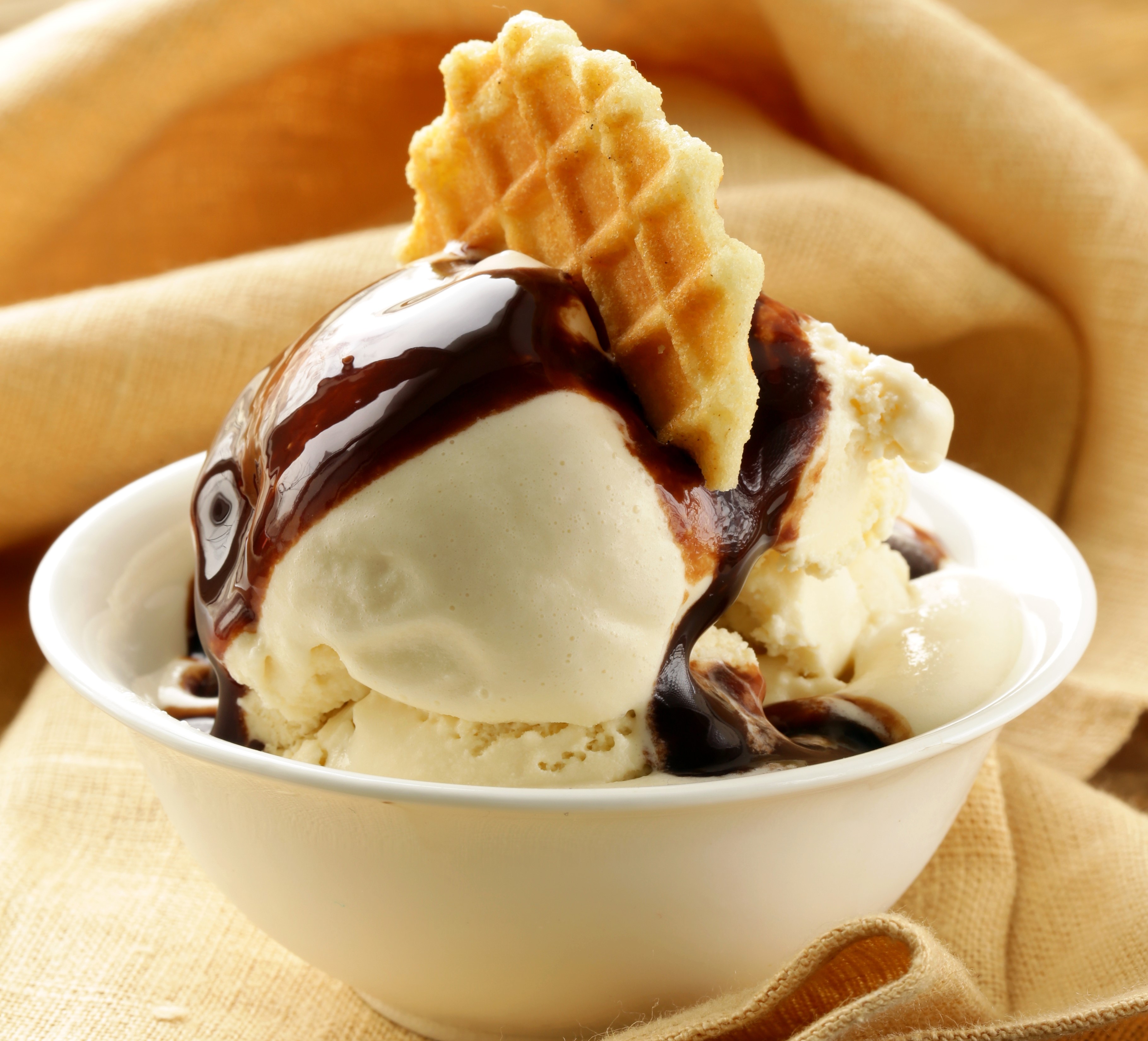 Vanilla ice cream with chocolate syrup and waffle HD Wallpaper