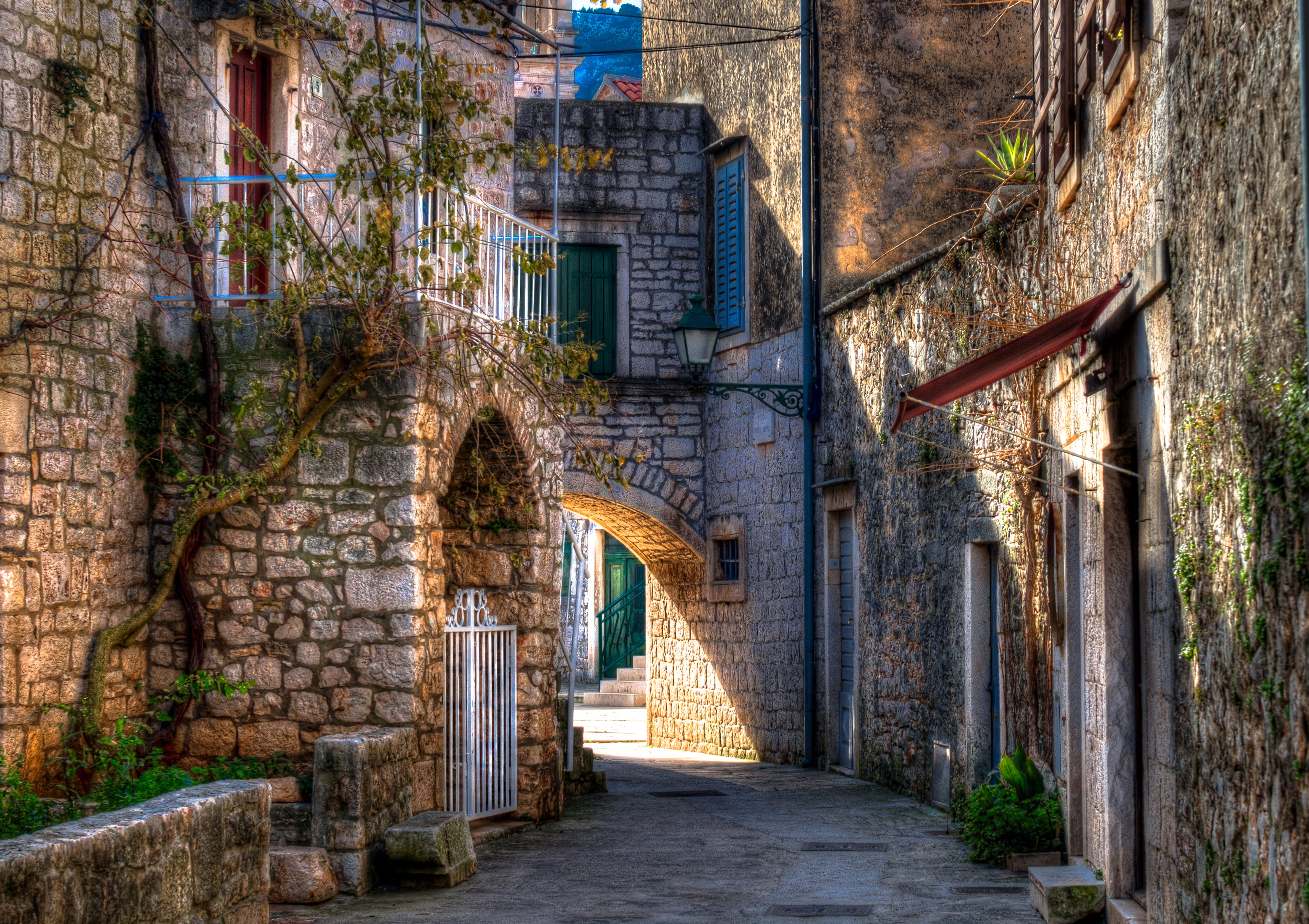4K HDR Street in Stari Grad, Croatia HD Wallpaper