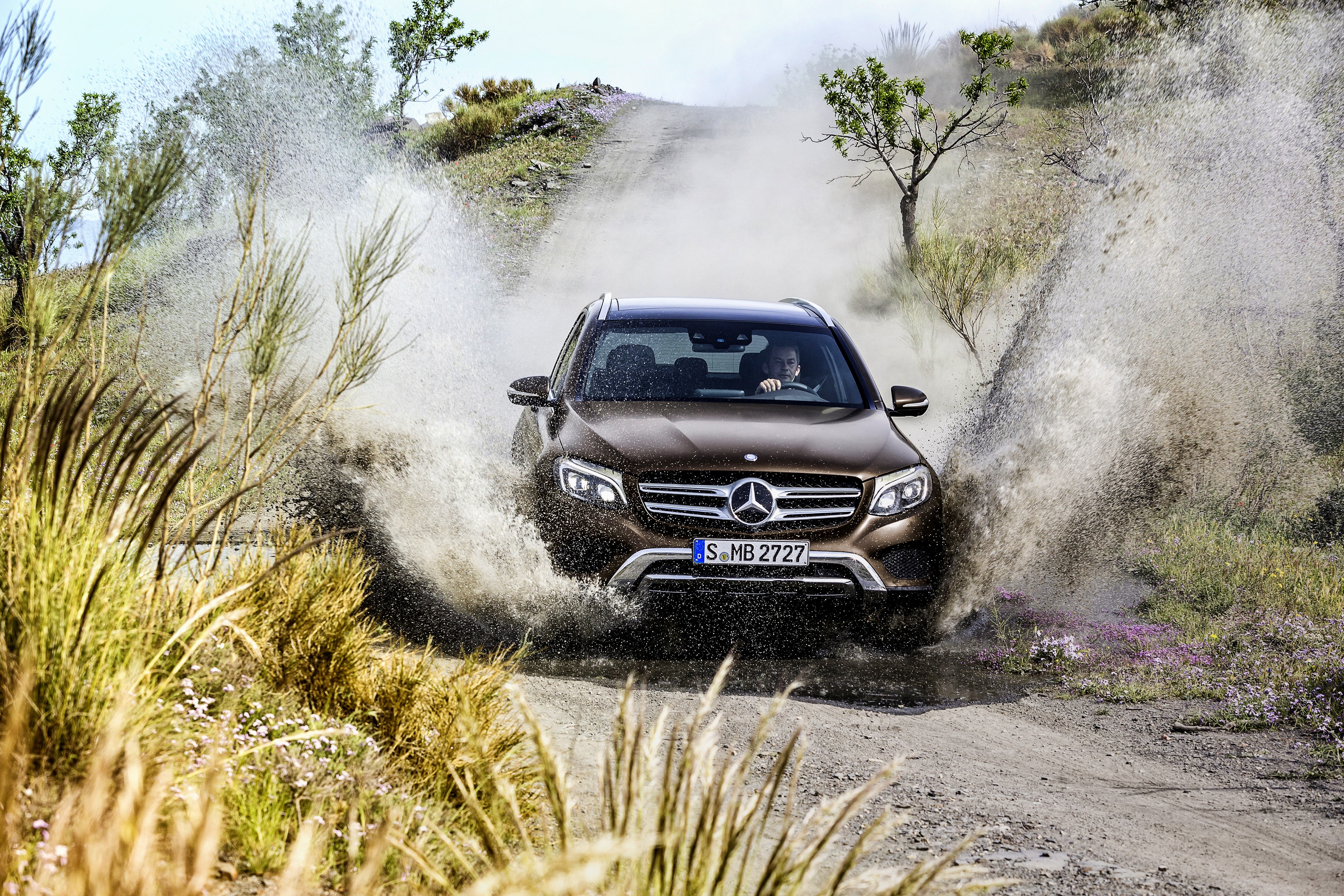 Mercedes-Benz GLC 350 4MATIC X205 driving through water HD Wallpaper