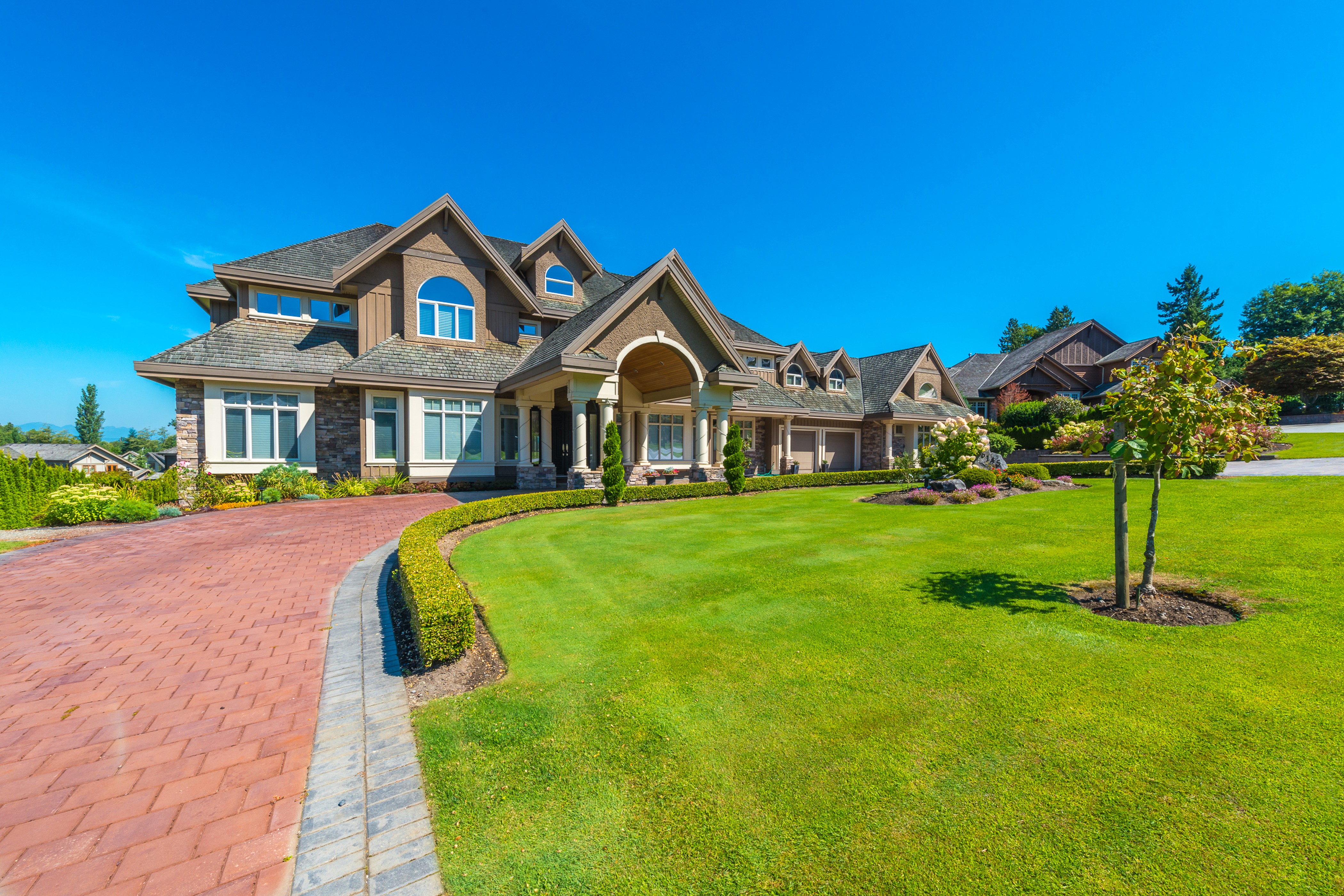 Luxury Mansion with Paved Driveway and Green Lawn HD Wallpaper