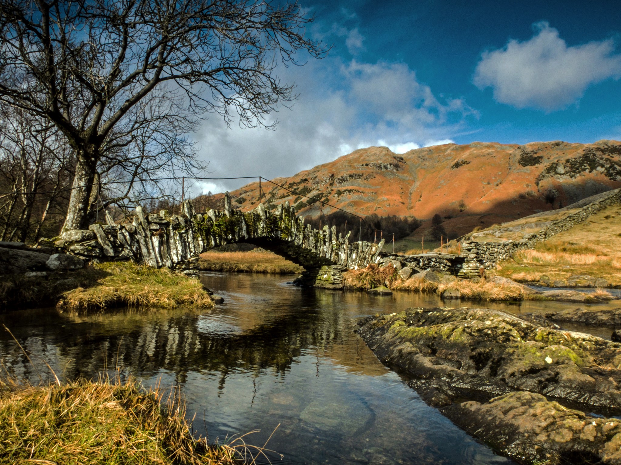 Stone bridge over a river in England HD Wallpaper
