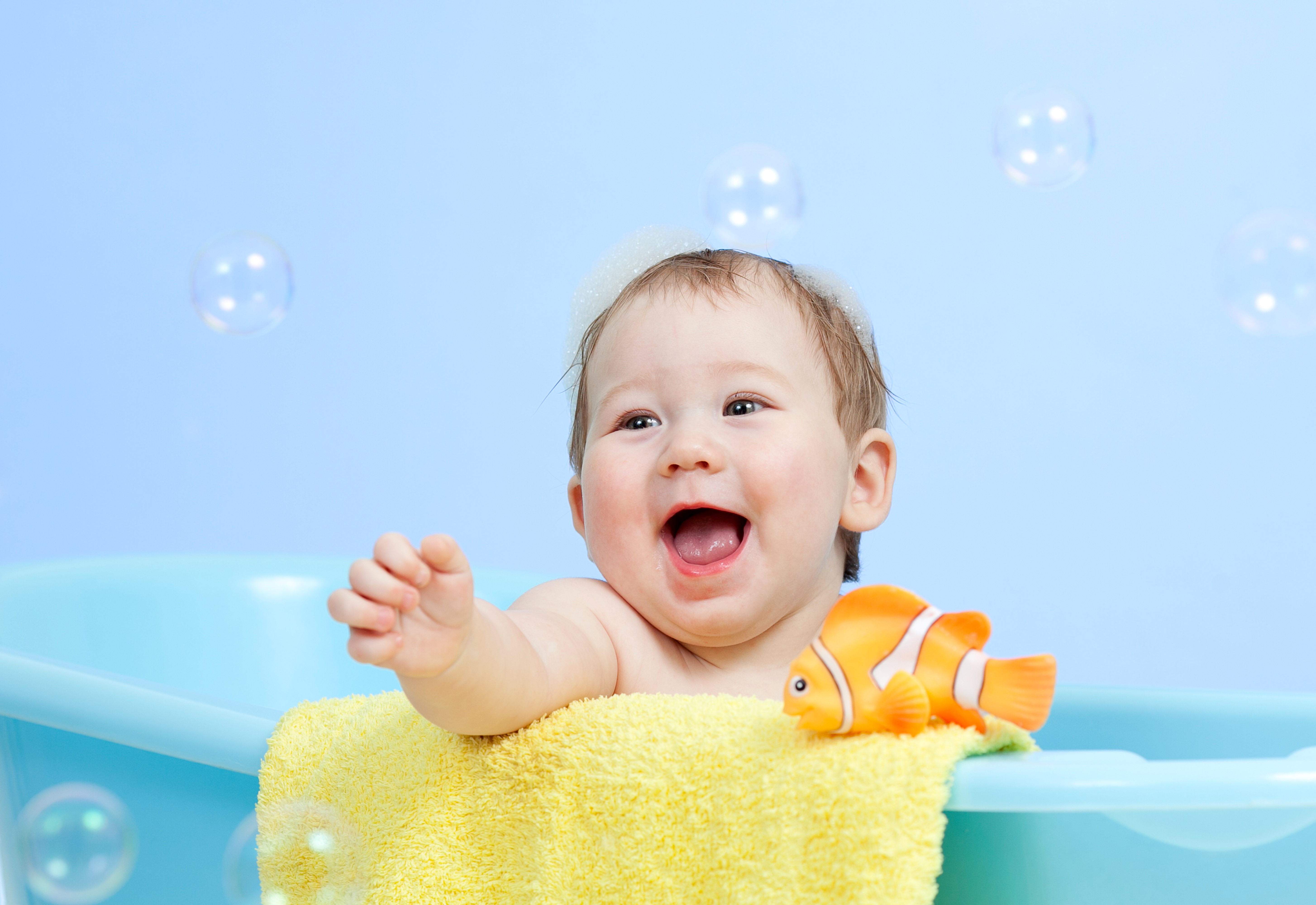Baby in bathtub with toy fish and bubbles HD Wallpaper