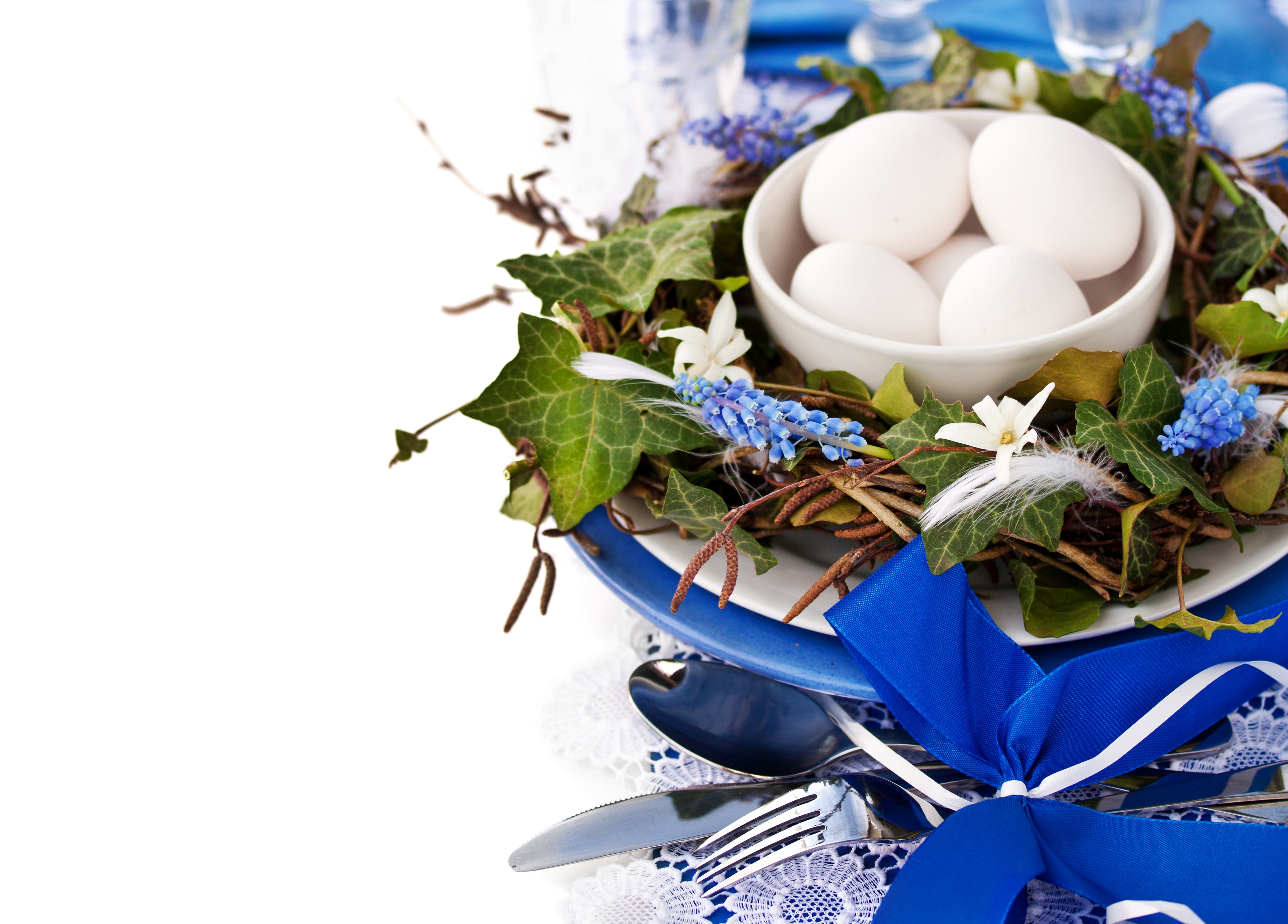 Easter table setting with eggs and flowers HD Wallpaper