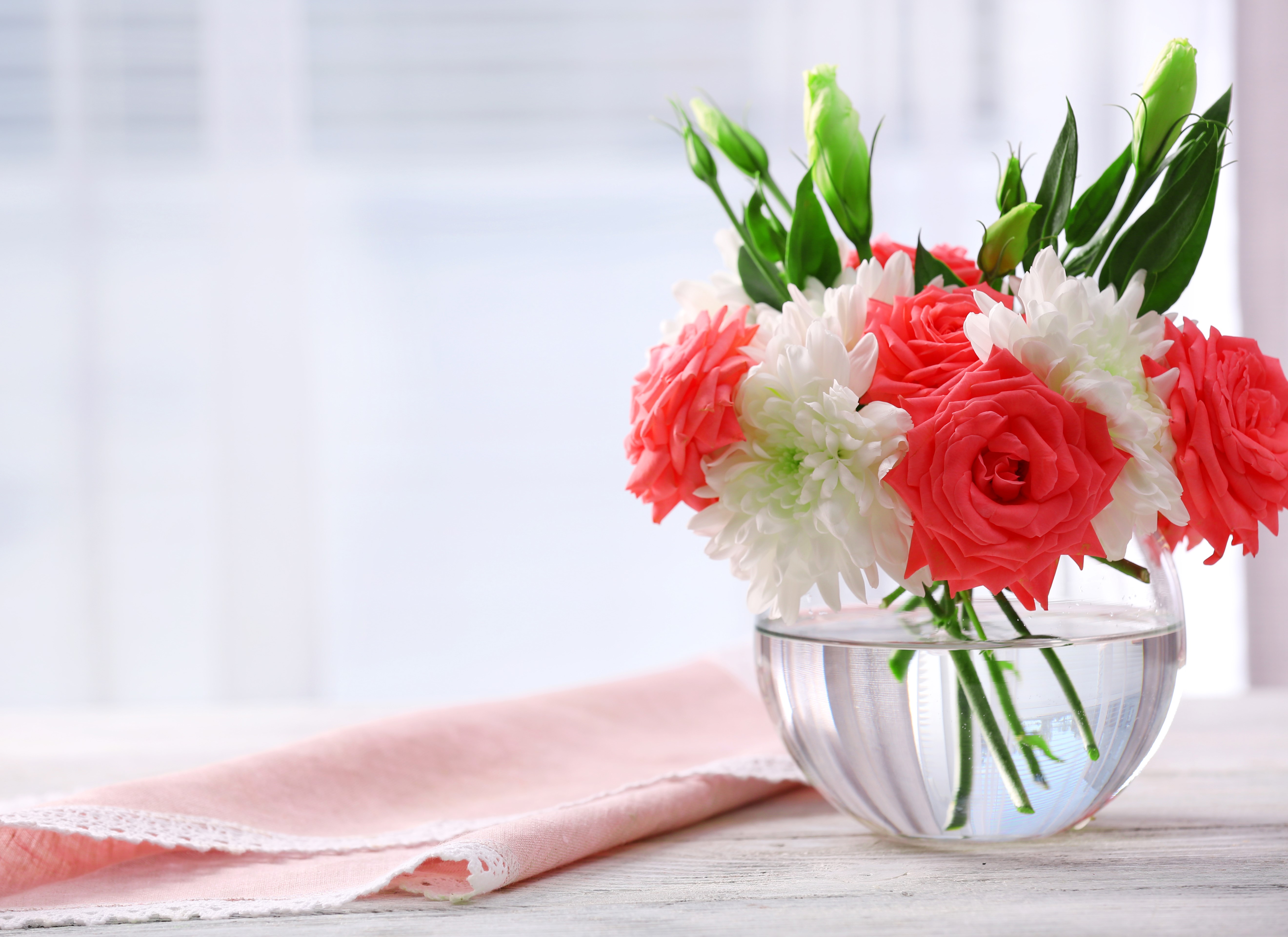 Roses and Eustoma in a vase HD Wallpaper