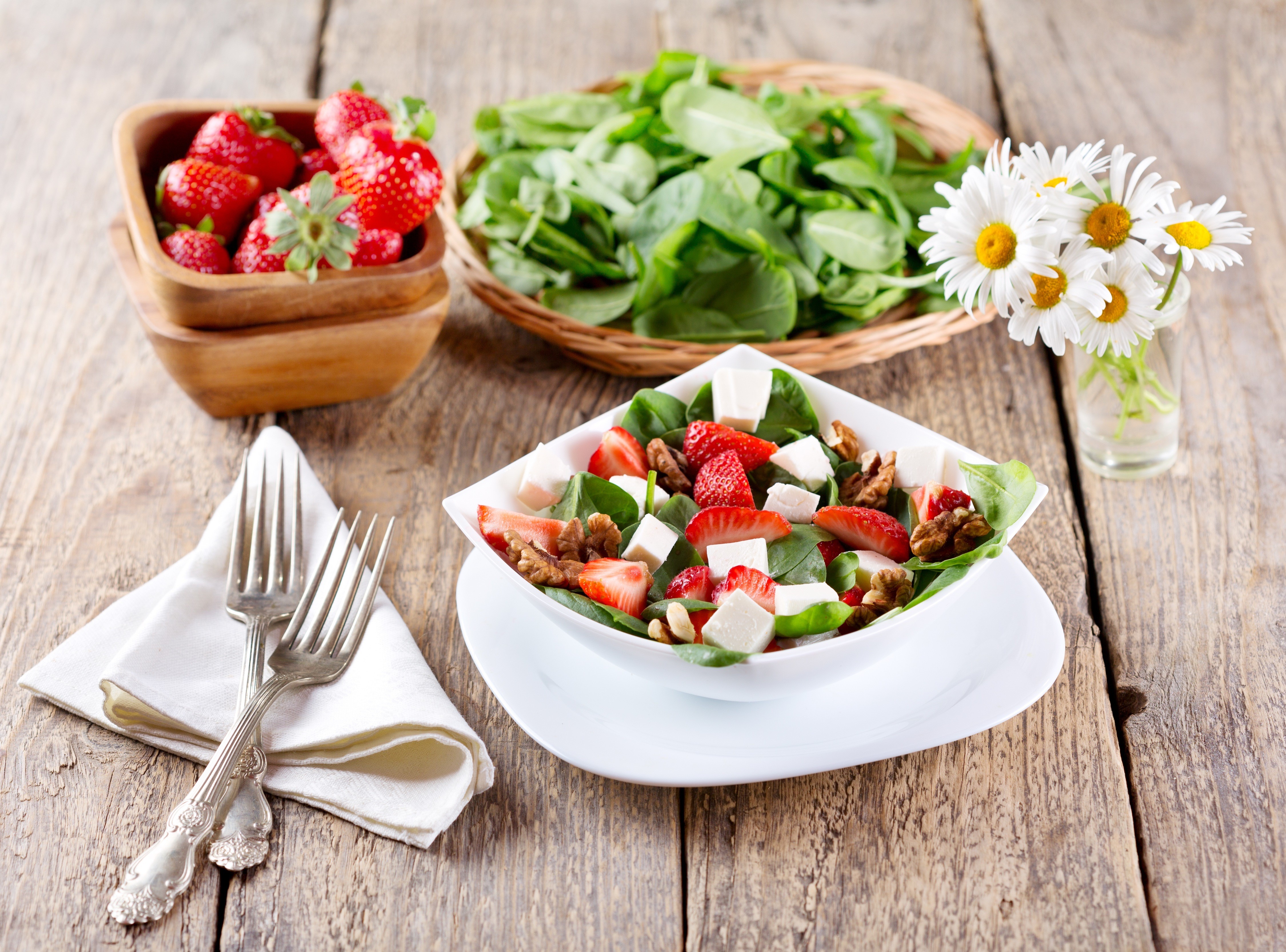 Strawberry Spinach Salad with Feta and Walnuts HD Wallpaper