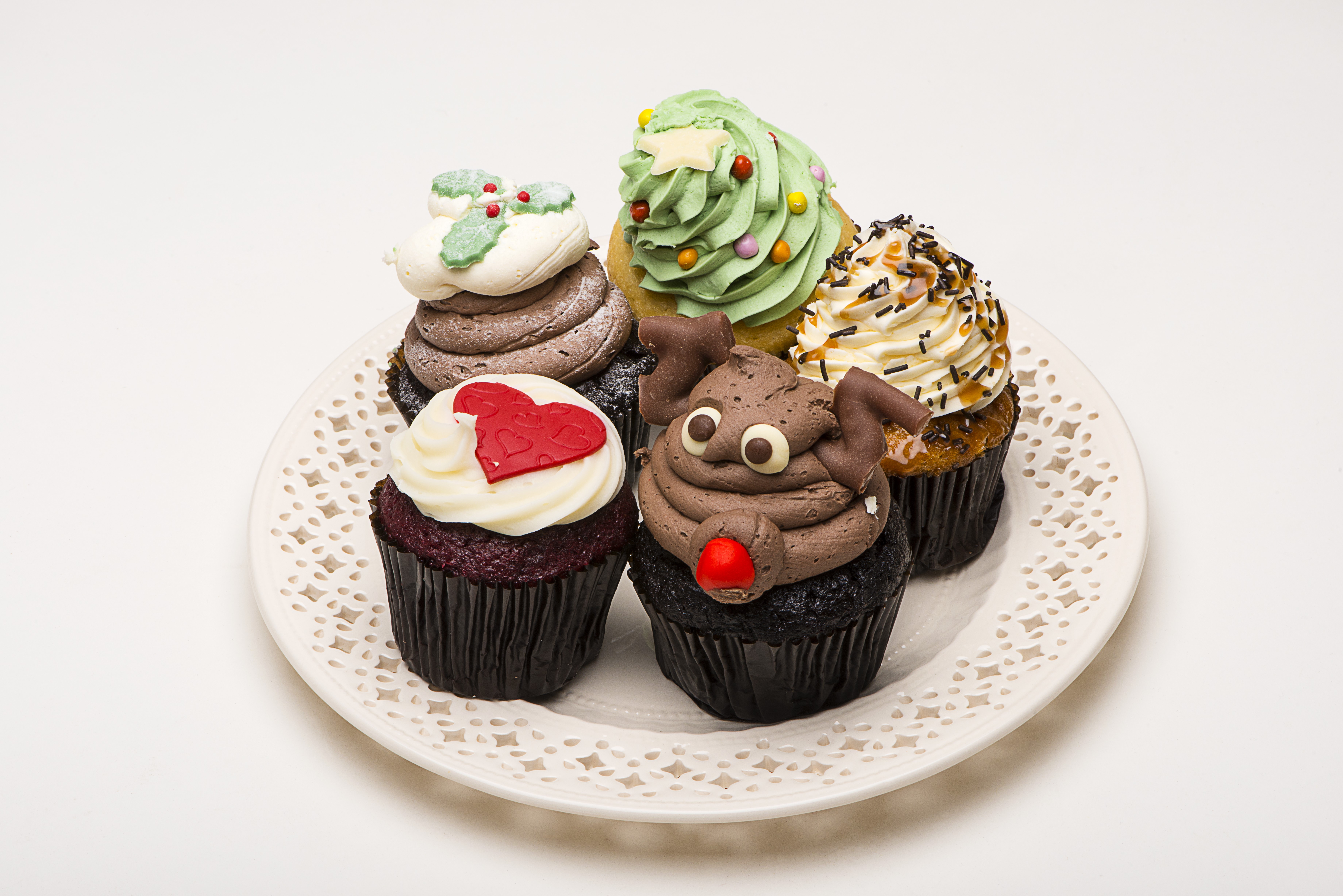 Assortment of decorated cupcakes on a plate HD Wallpaper