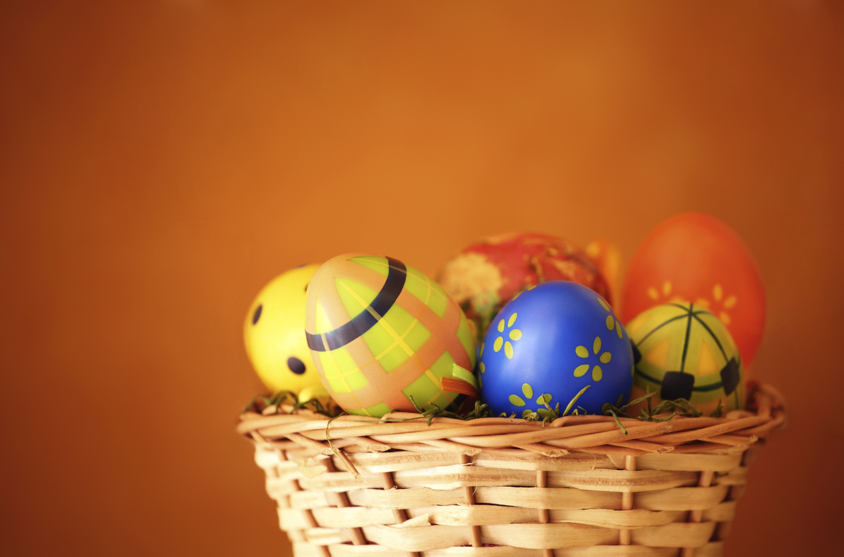 Easter eggs in a wicker basket HD Wallpaper