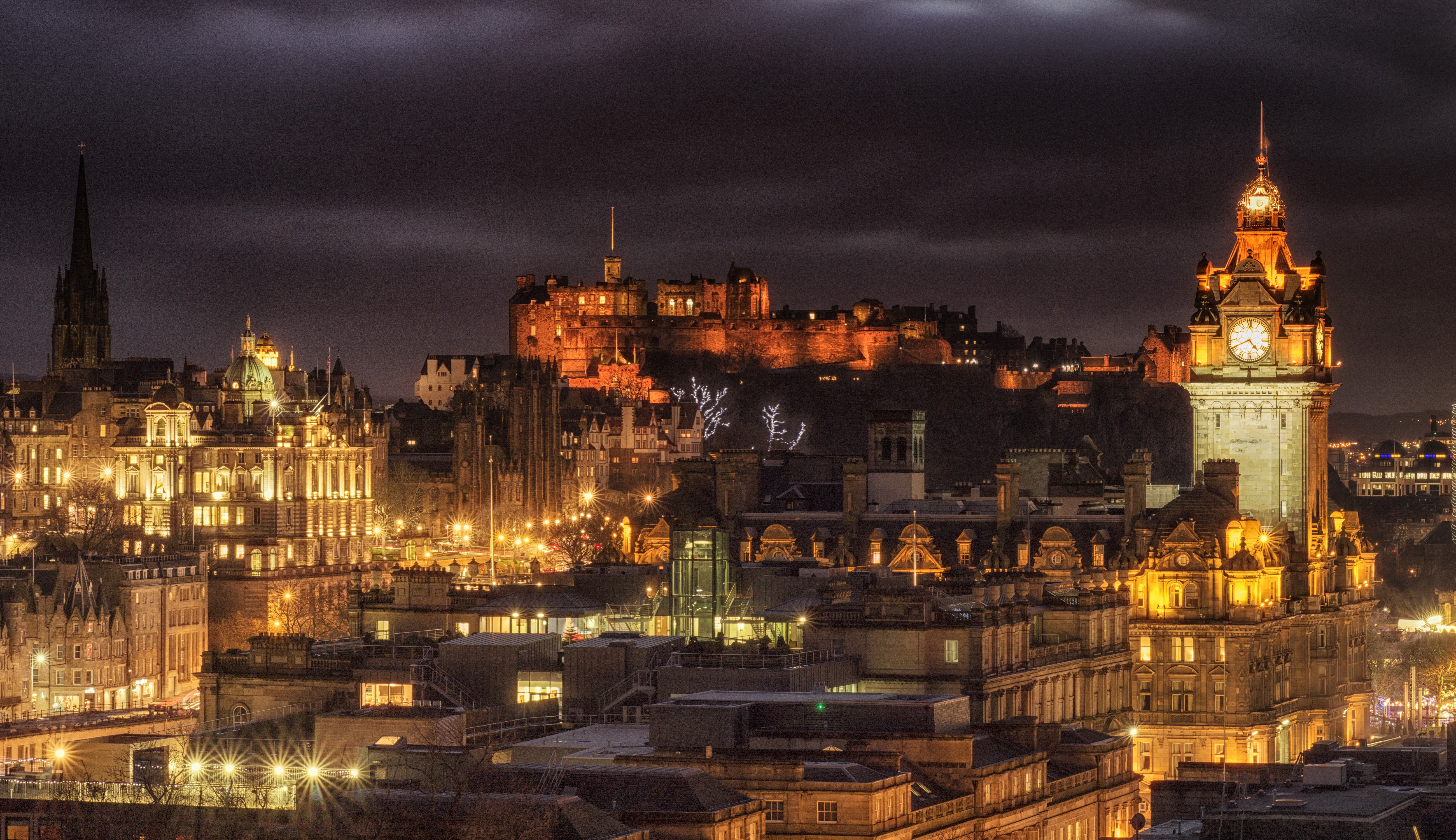 Edinburgh Castle and city skyline at night HD Wallpaper
