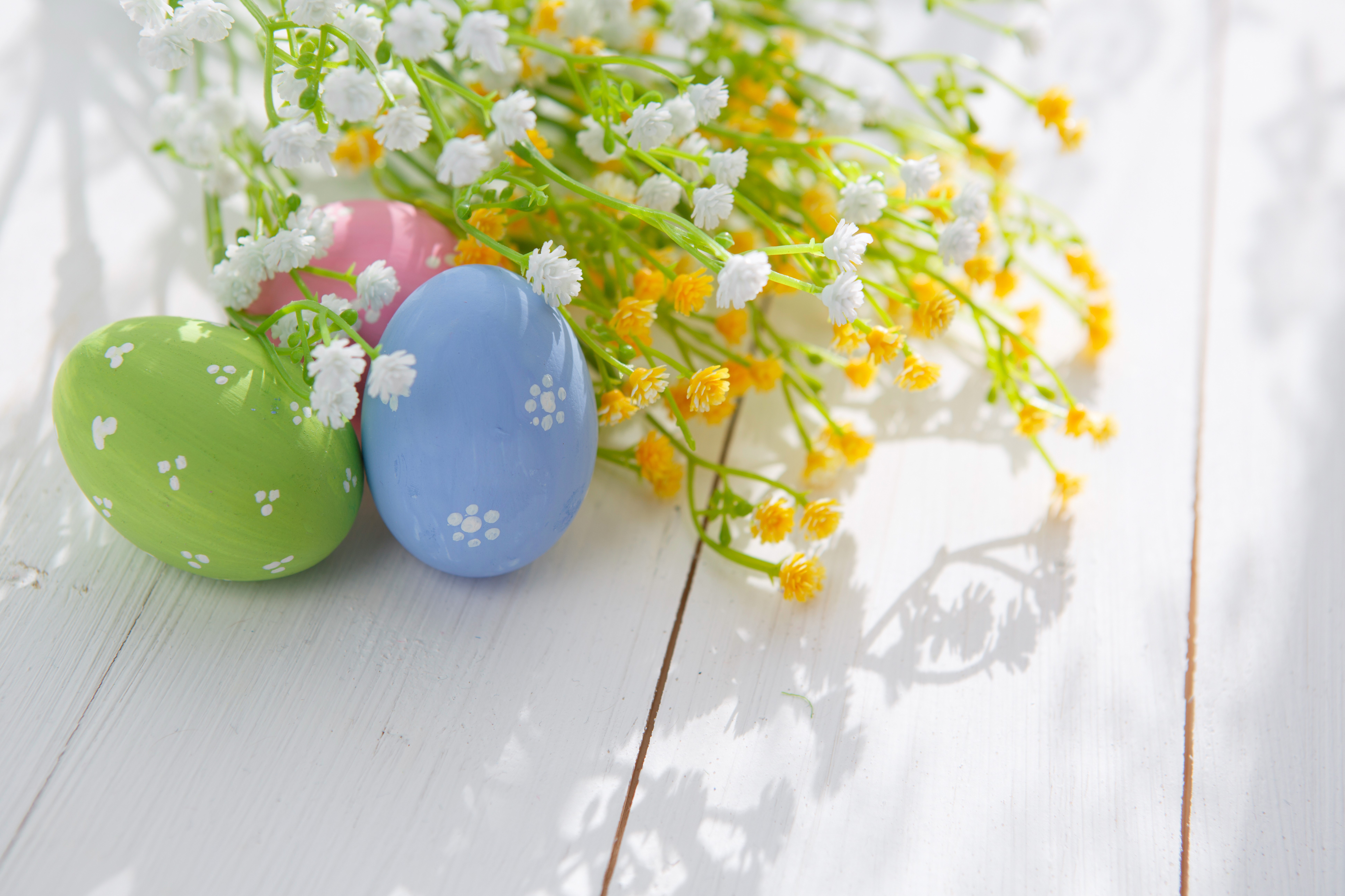 Easter Eggs and Flowers on Wood Planks HD Wallpaper