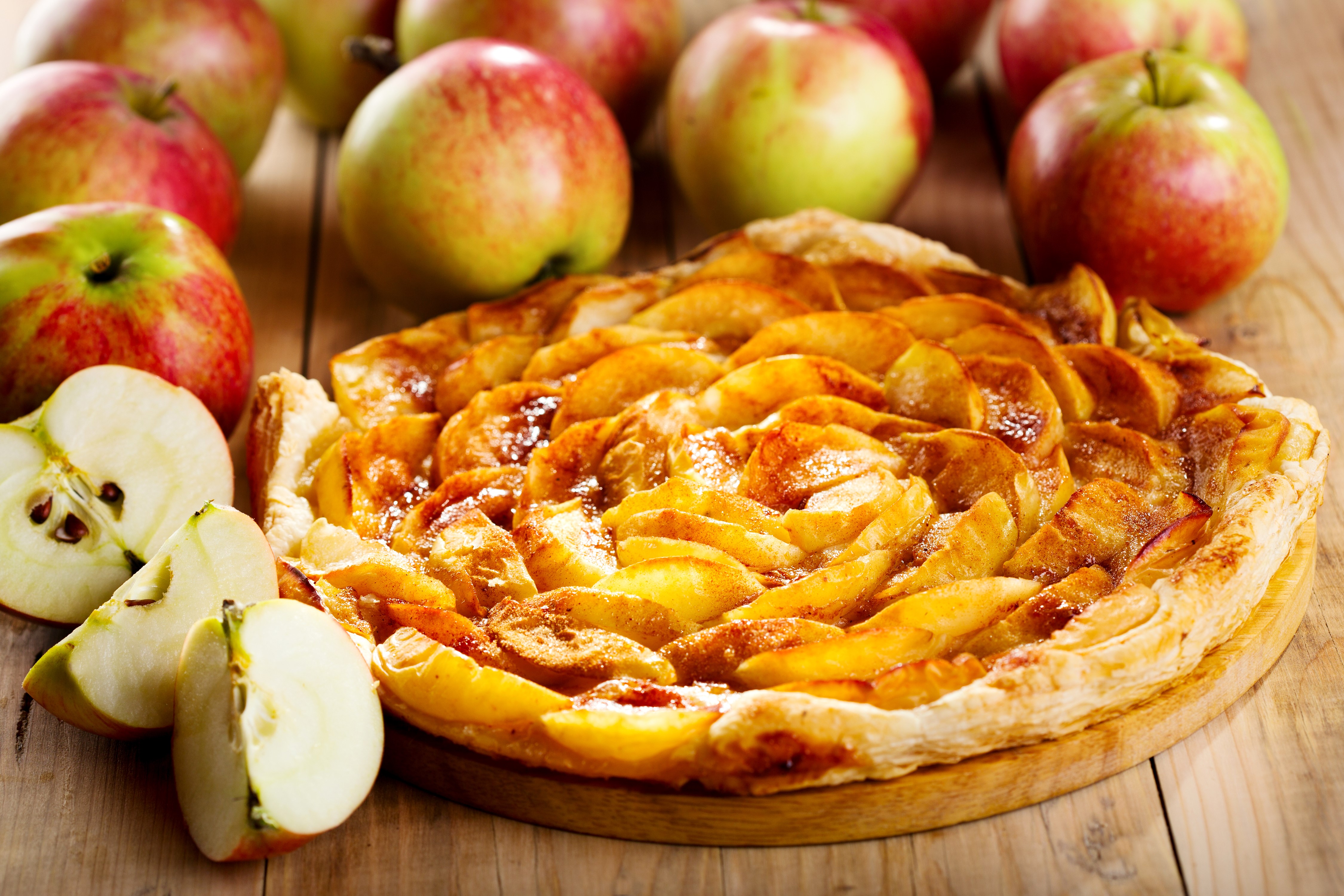 Apple pie and fresh apples on a wooden table HD Wallpaper