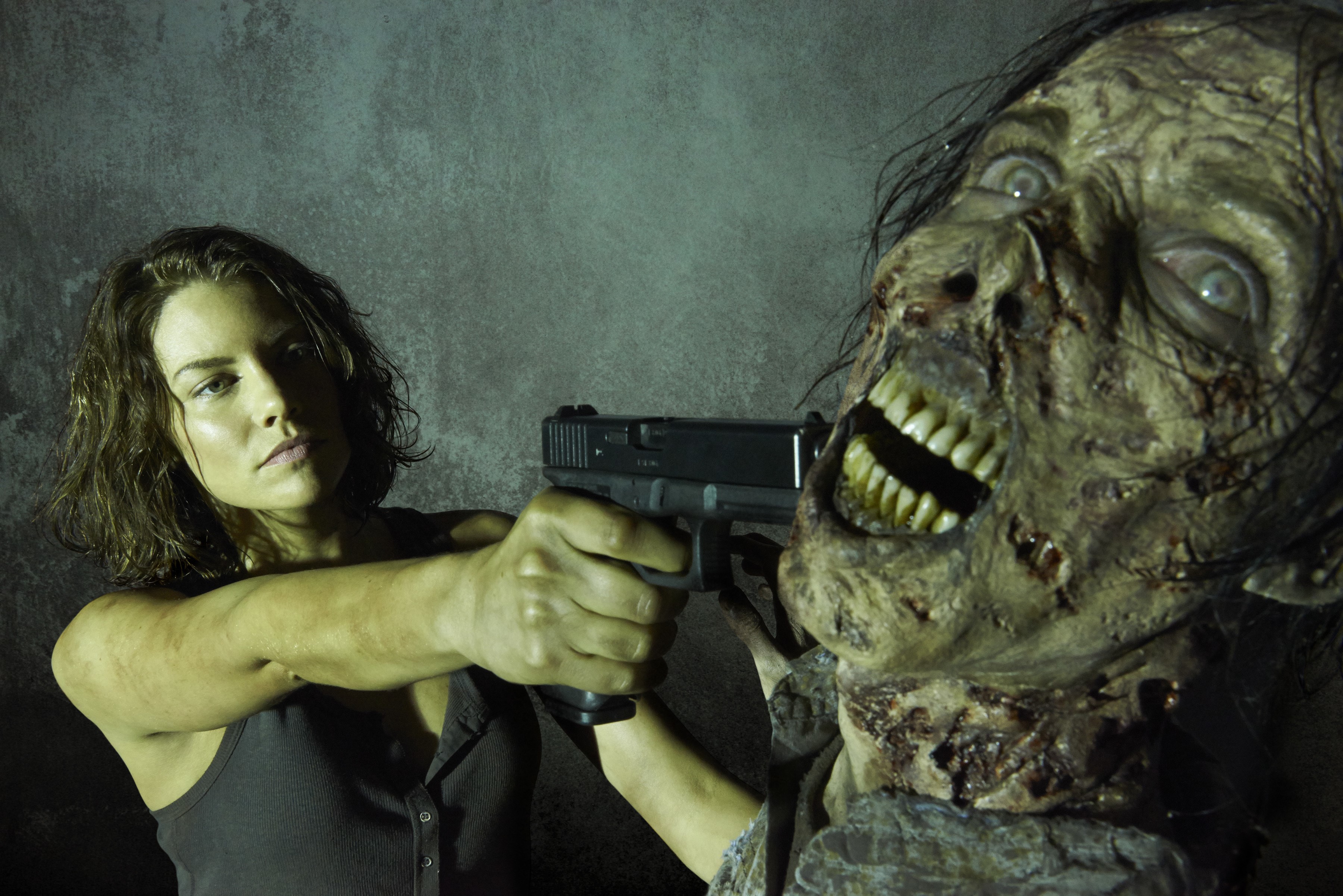 Lauren Cohan as Maggie Greene with a zombie in The Walking Dead HD Wallpaper