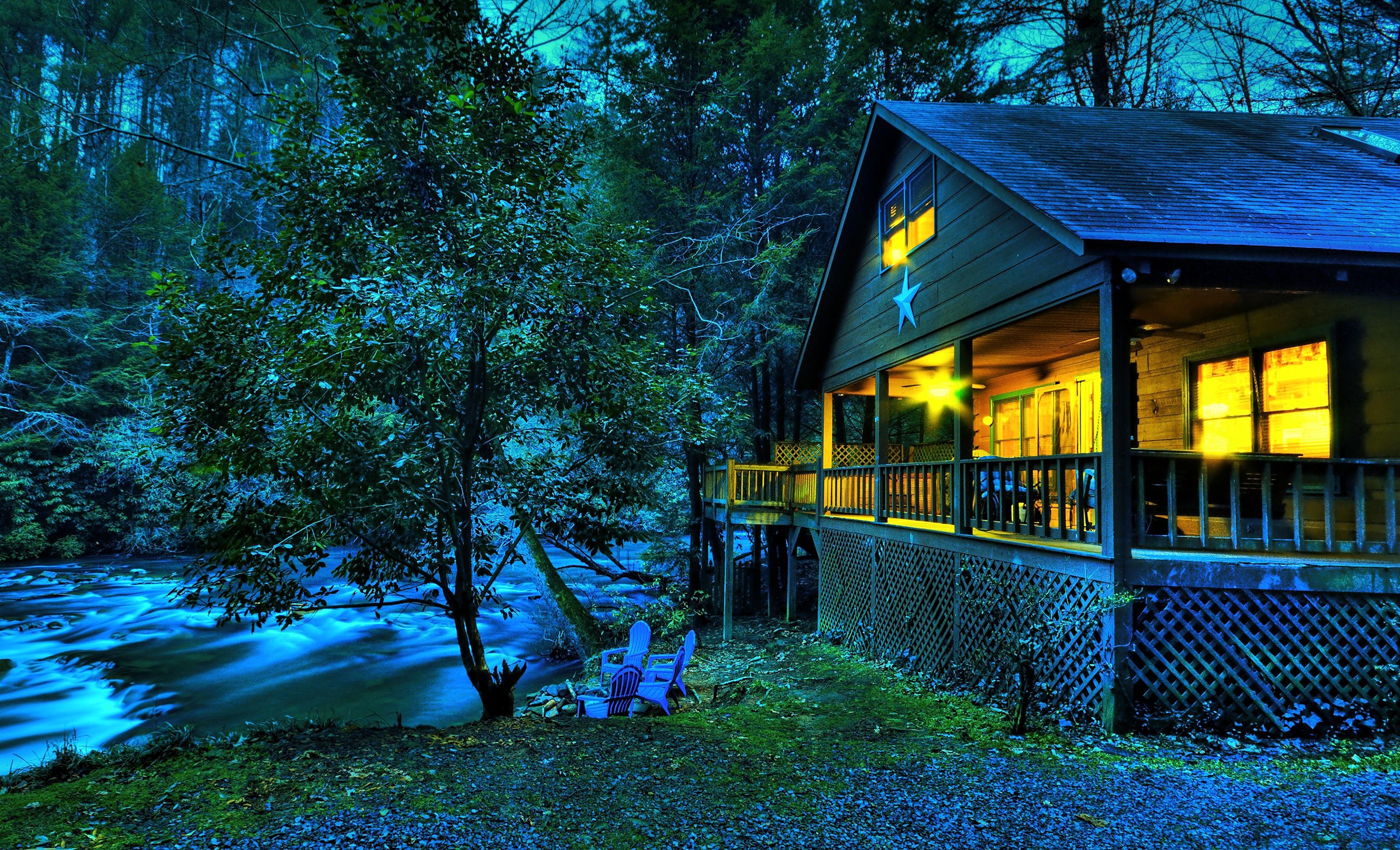Cabin by the river at night in Ellijay, Georgia HD Wallpaper