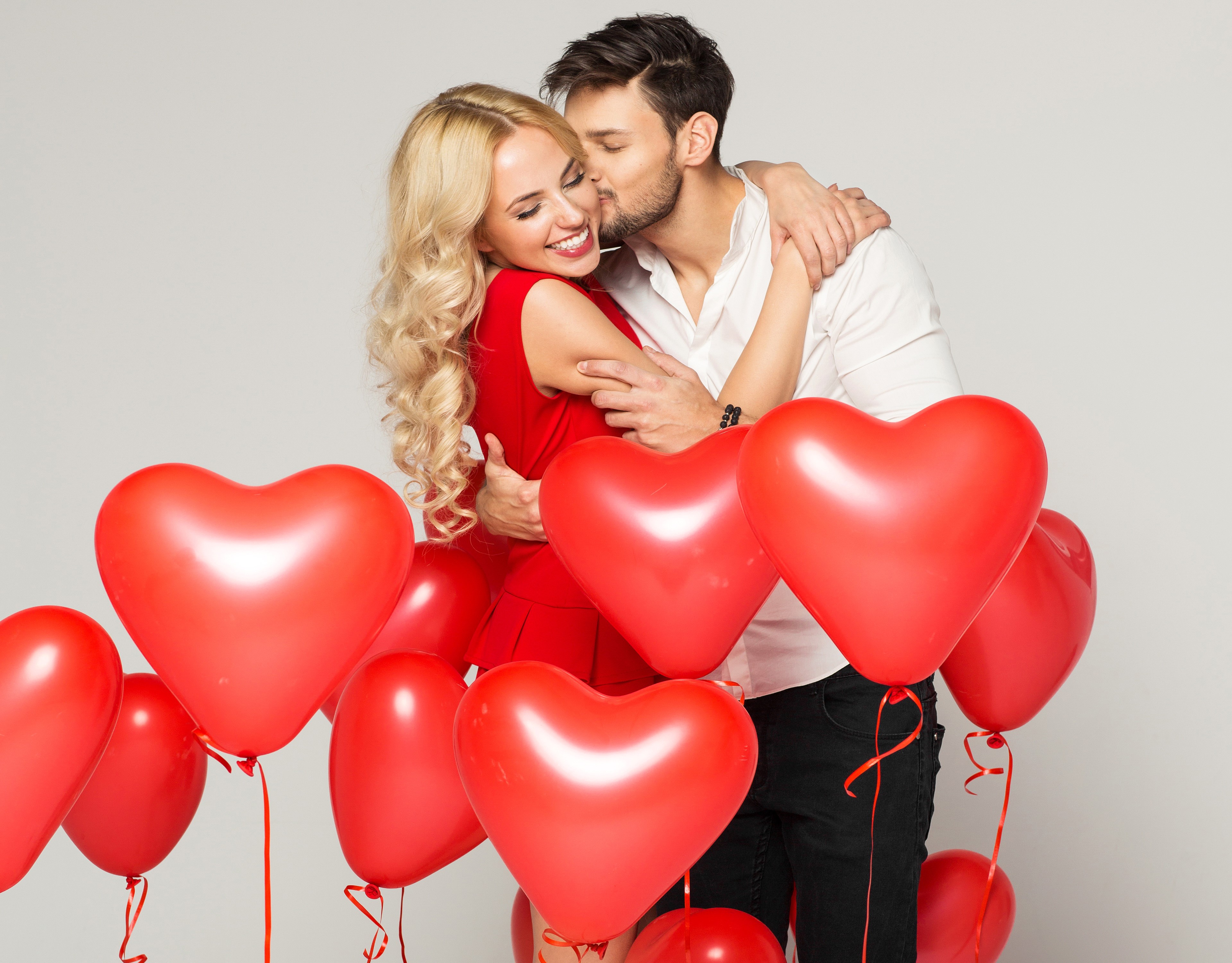 Couple in love with heart balloons HD Wallpaper