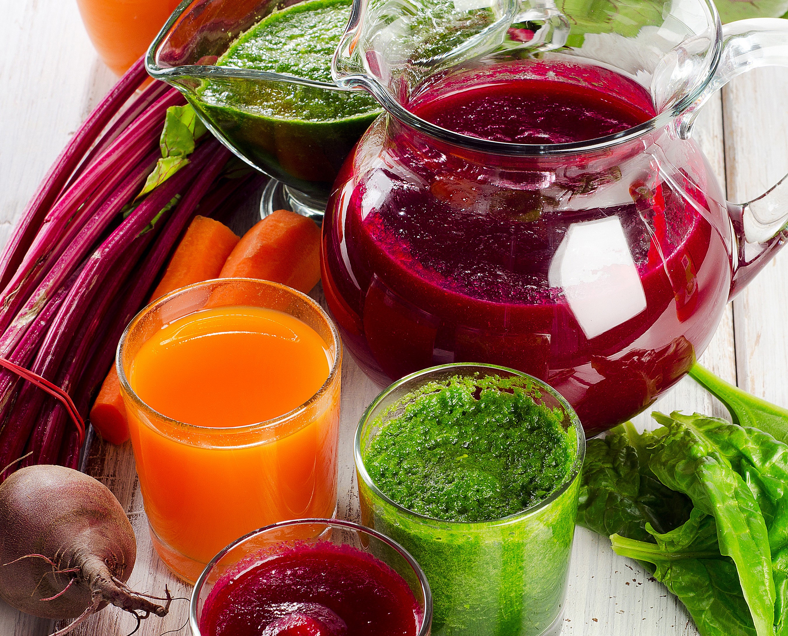 Beet and carrot juice with spinach smoothie HD Wallpaper