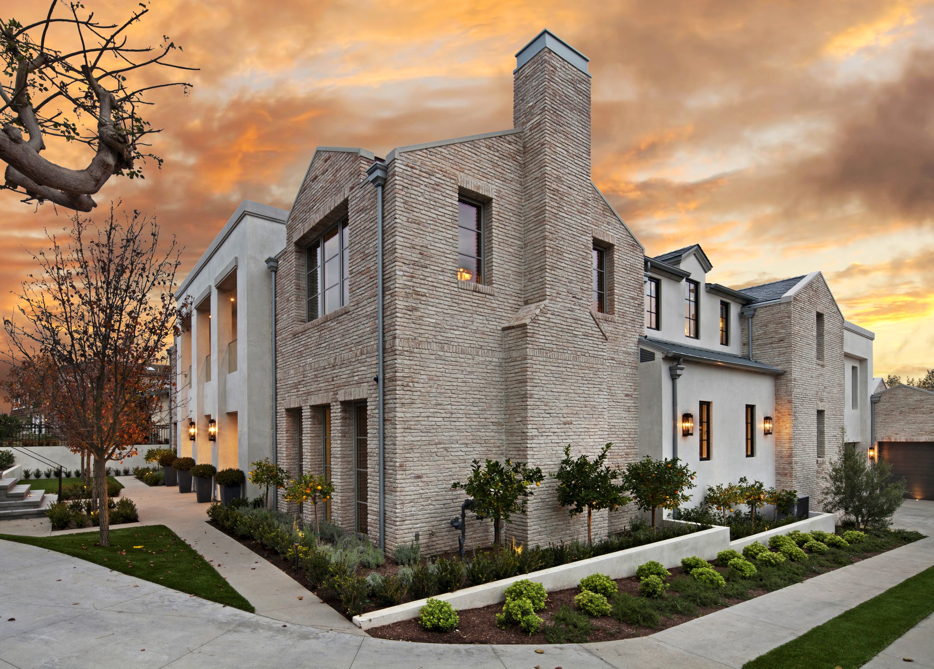 Modern brick house with landscaping in Newport Beach, USA HD Wallpaper