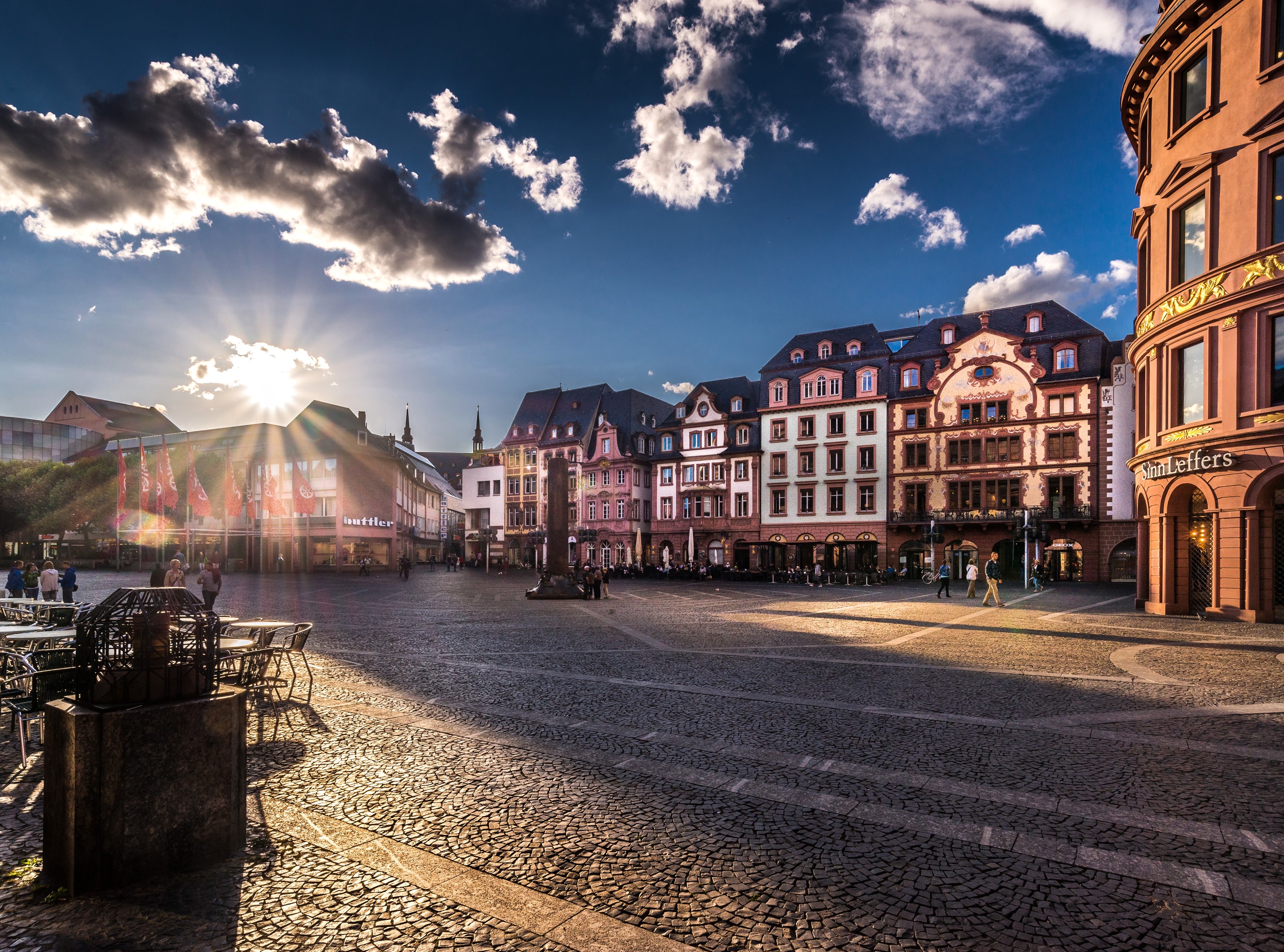 Mainz Market Square at Sunset with Buildings and Clouds HD Wallpaper