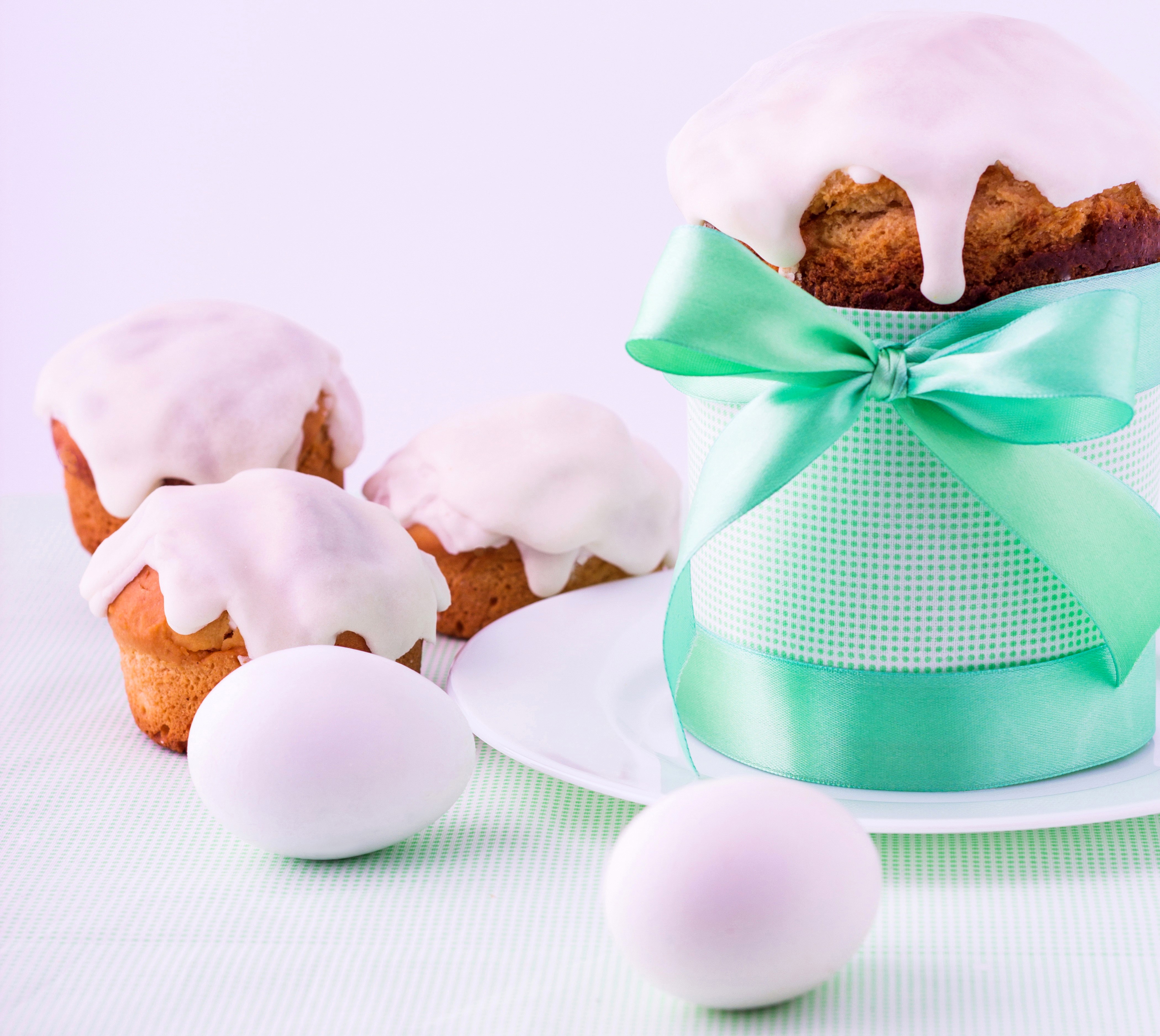 Easter Kulich Pastries with Eggs and Green Bow HD Wallpaper