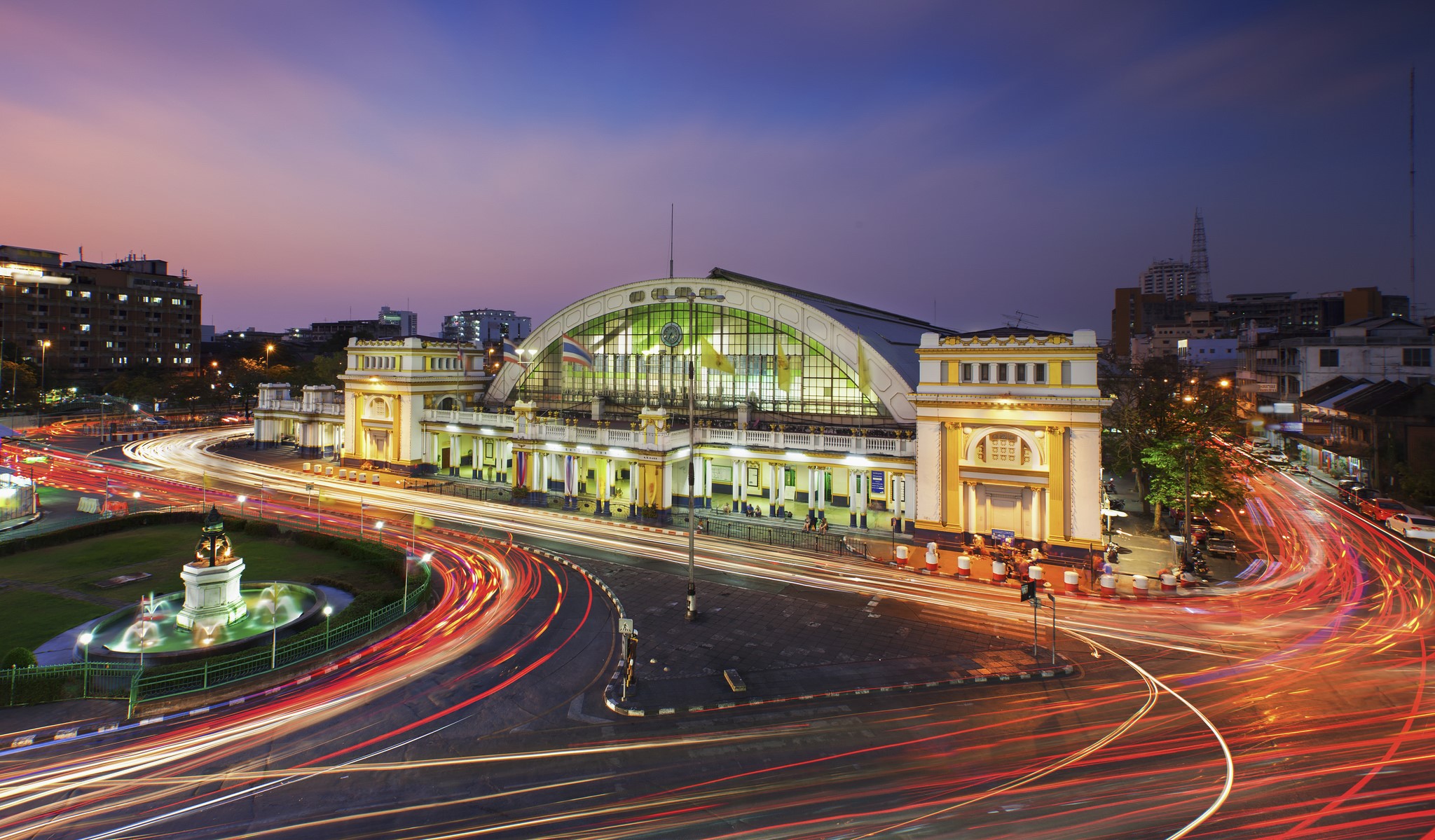 Hua Lamphong Train Station at Night, Bangkok, Thailand HD Wallpaper