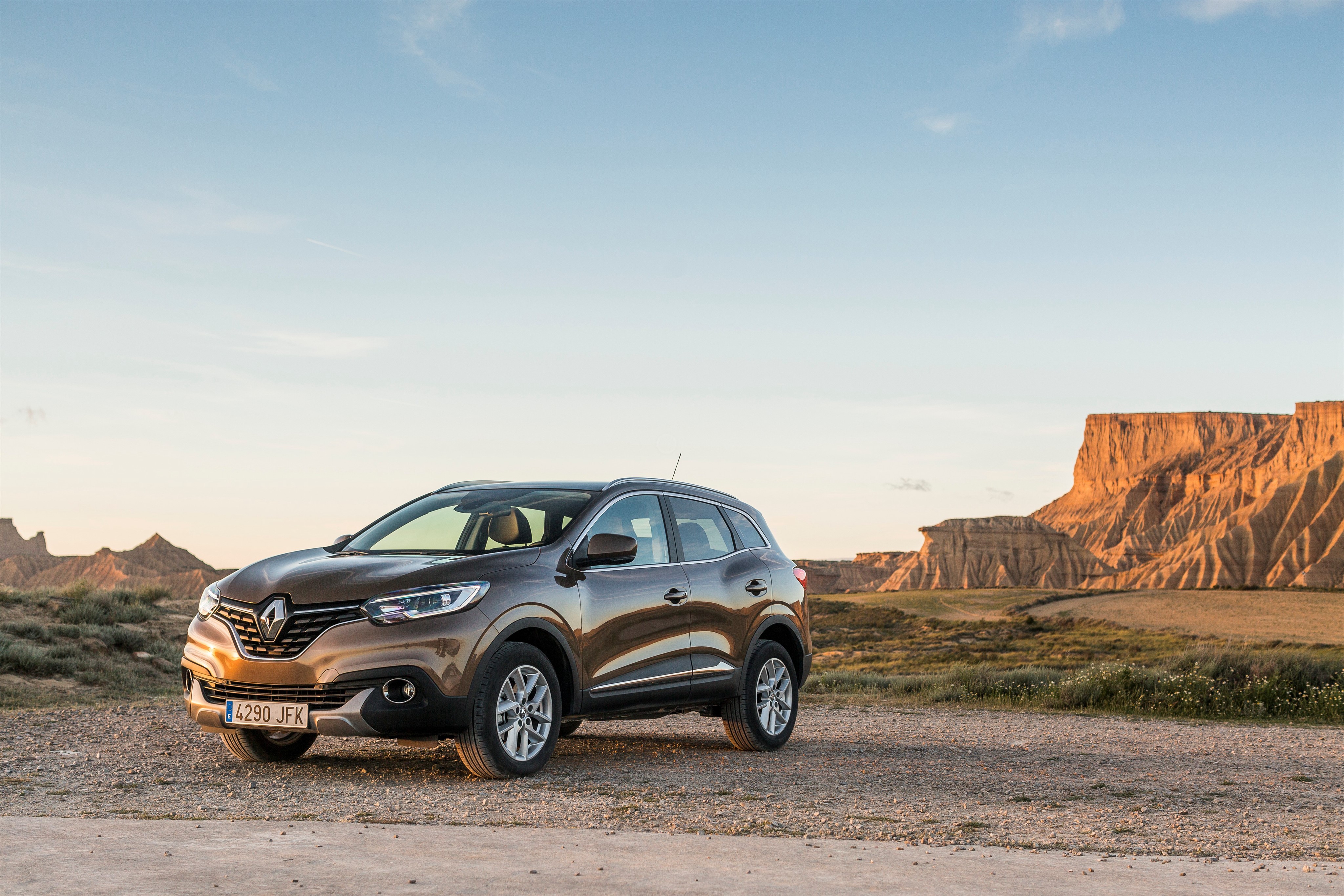 Renault Kadjar X-Mod in a desert landscape HD Wallpaper