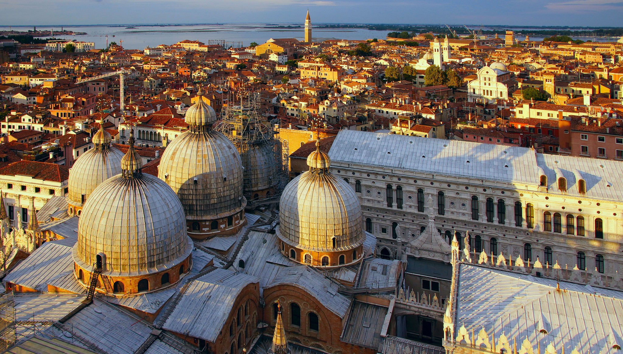 St Mark's Basilica and Venice cityscape HD Wallpaper