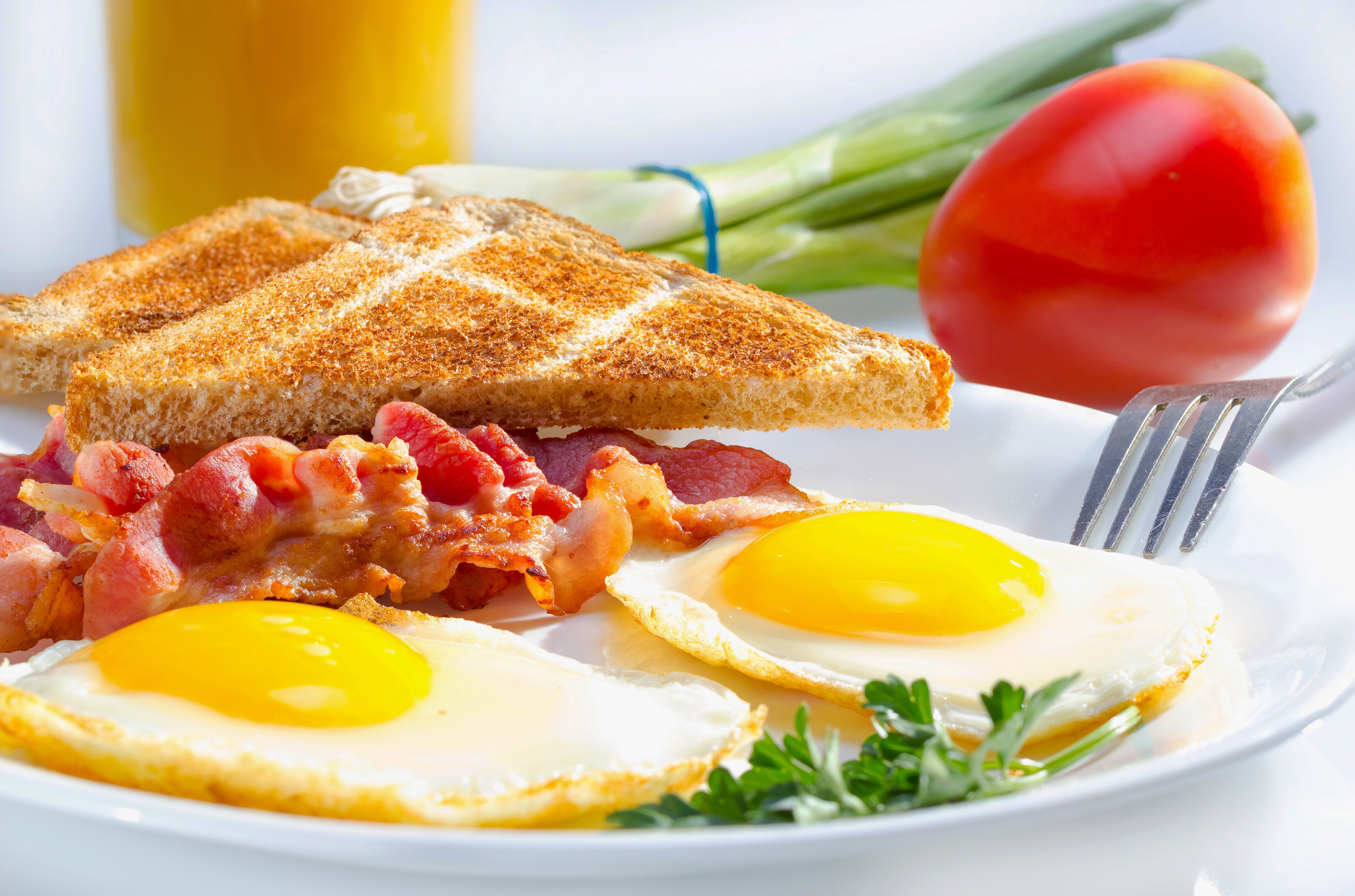 Fried eggs with bacon and toast HD Wallpaper