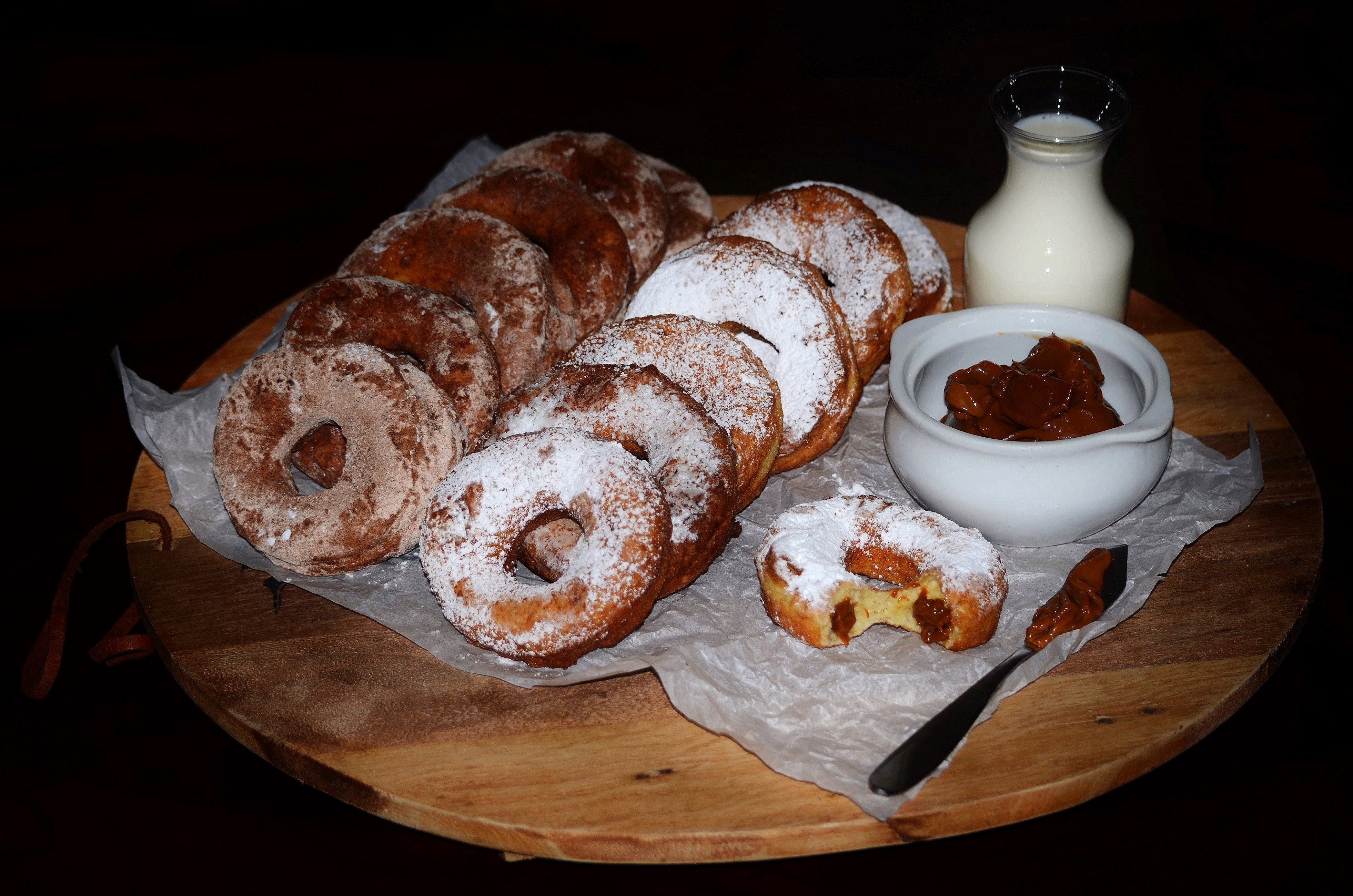 Donuts with powdered sugar and caramel dip HD Wallpaper