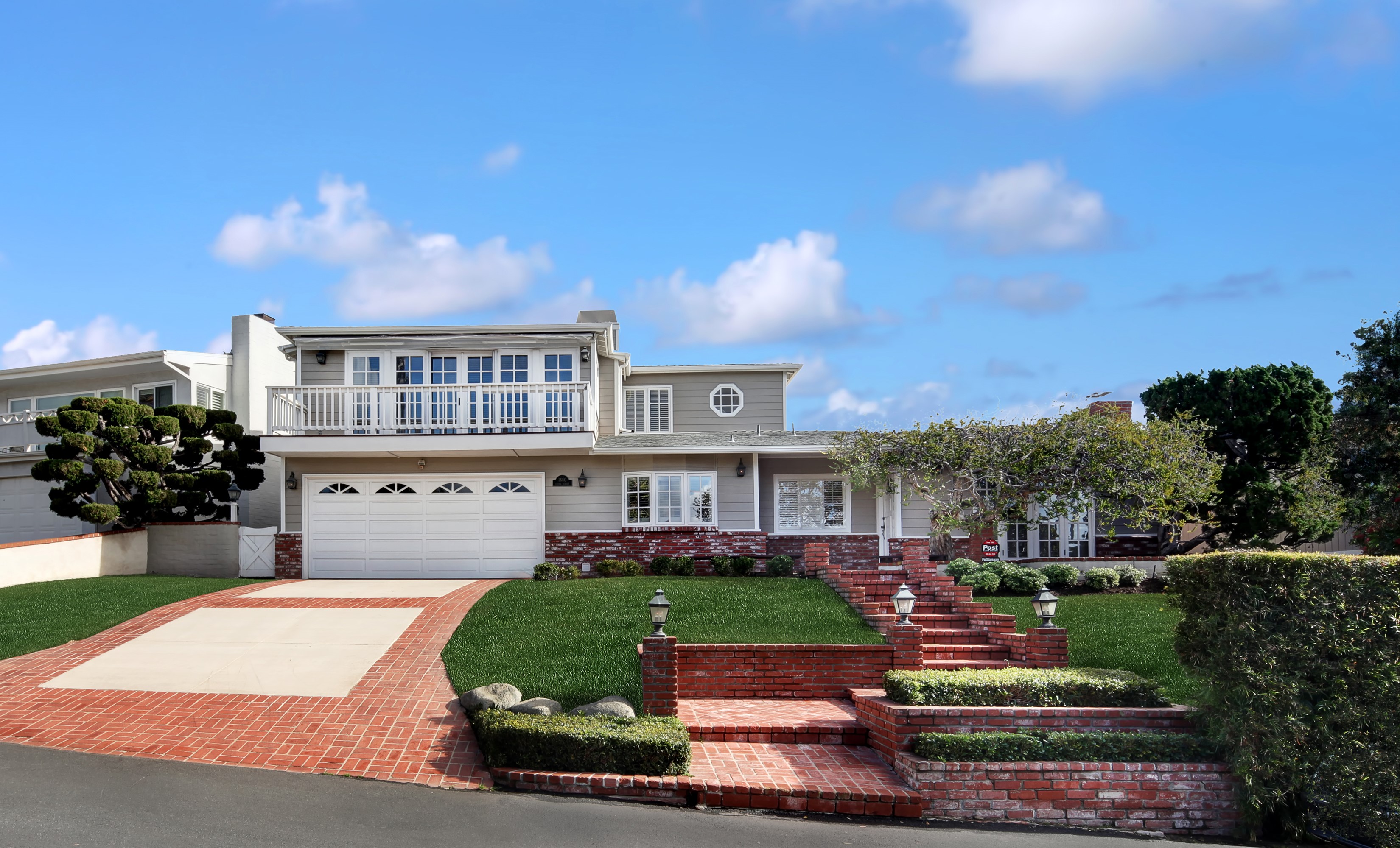 House in Laguna Beach with Lawn and Shrubs HD Wallpaper
