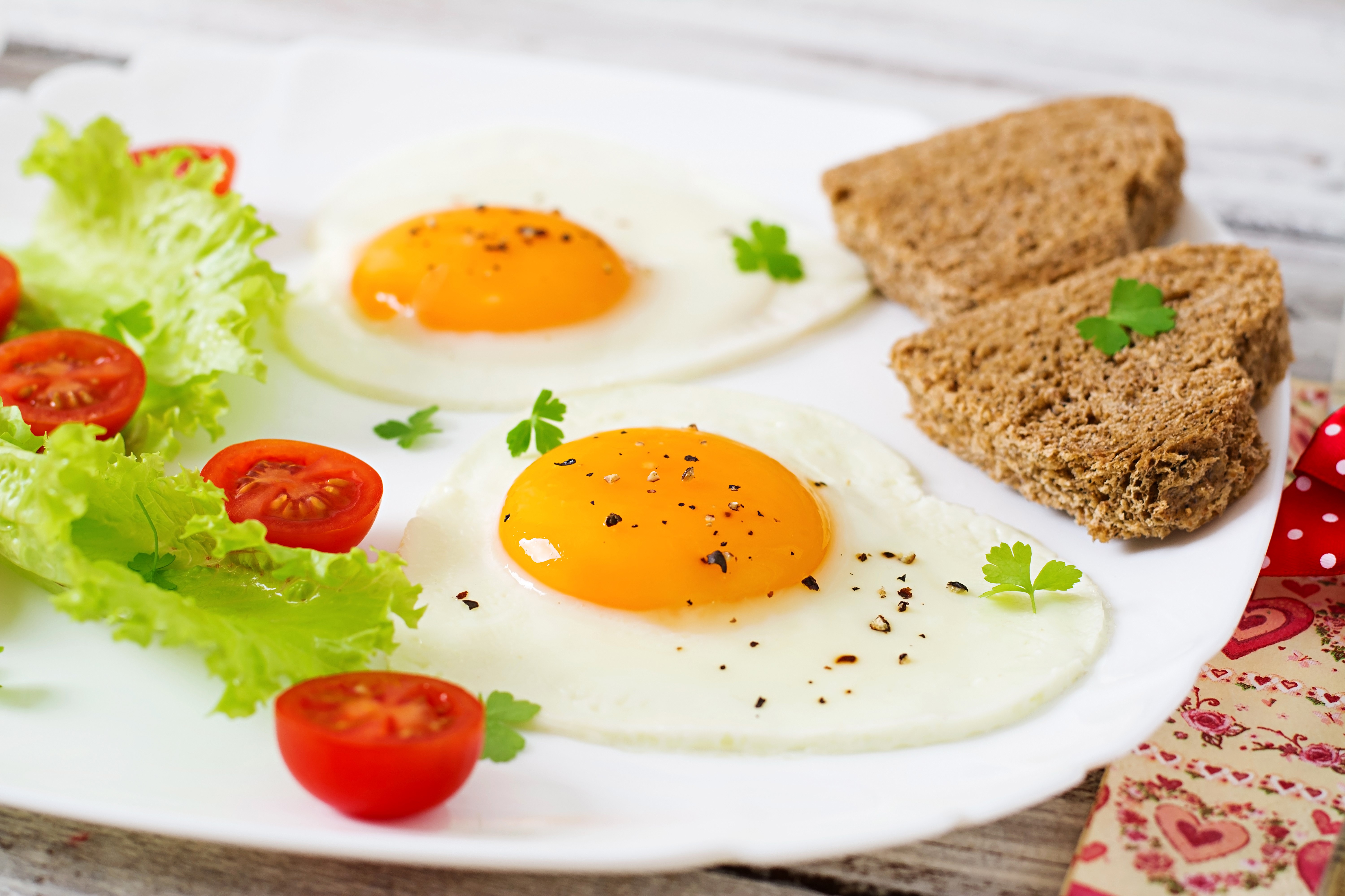 Fried eggs with cherry tomatoes, lettuce, and toast HD Wallpaper