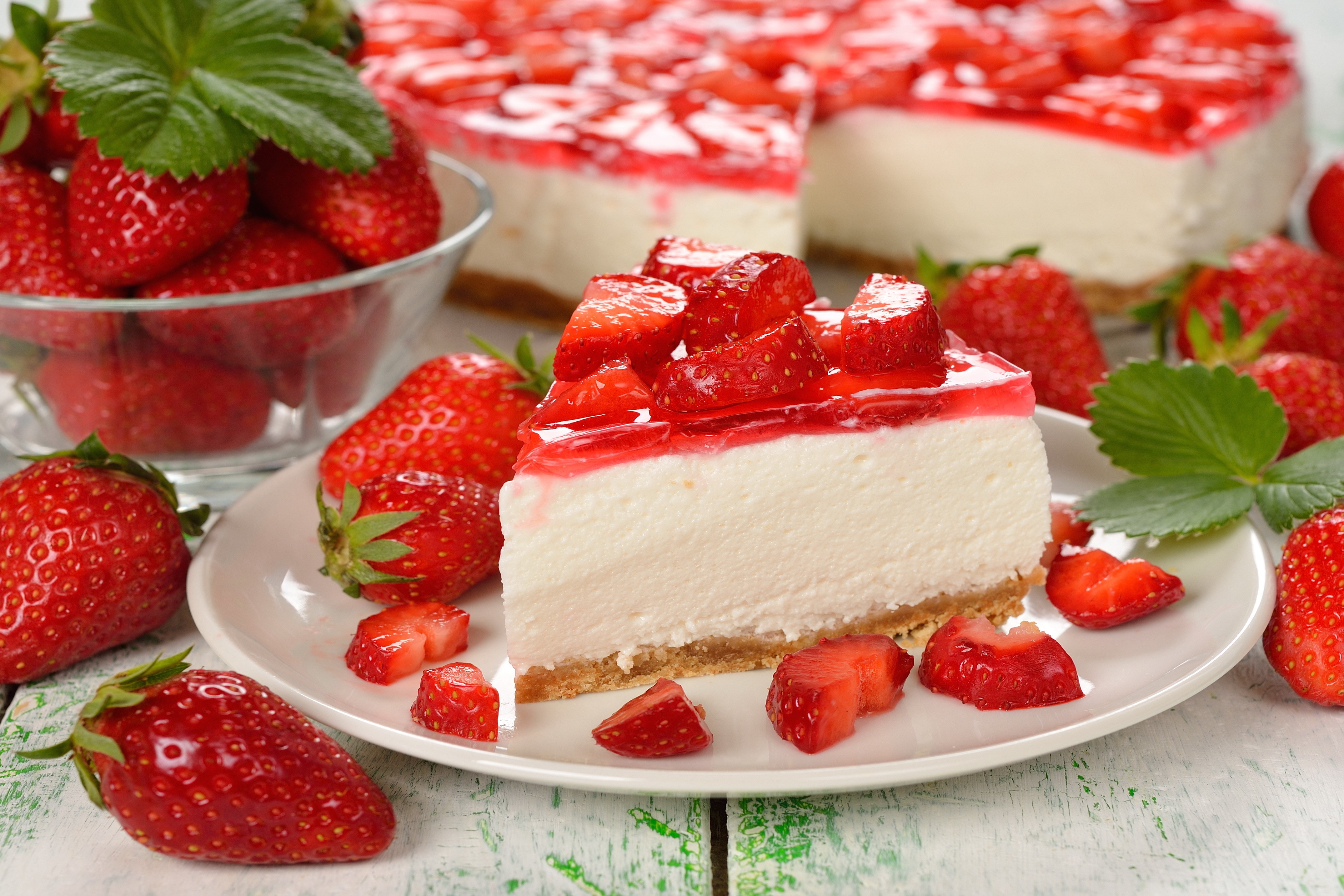 Strawberry cheesecake with fresh strawberries HD Wallpaper