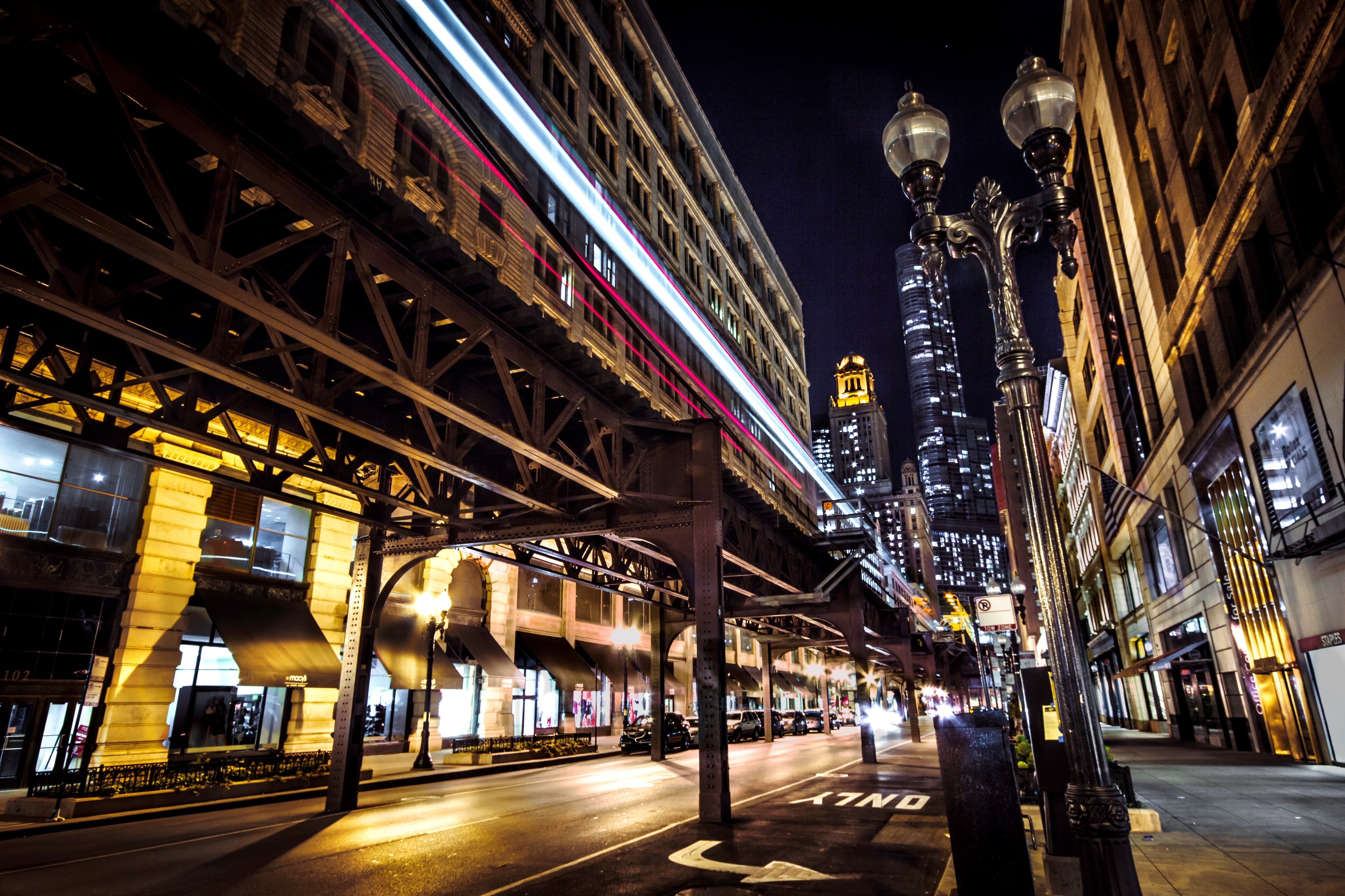 Night view of elevated train tracks and street lights in Chicago HD Wallpaper