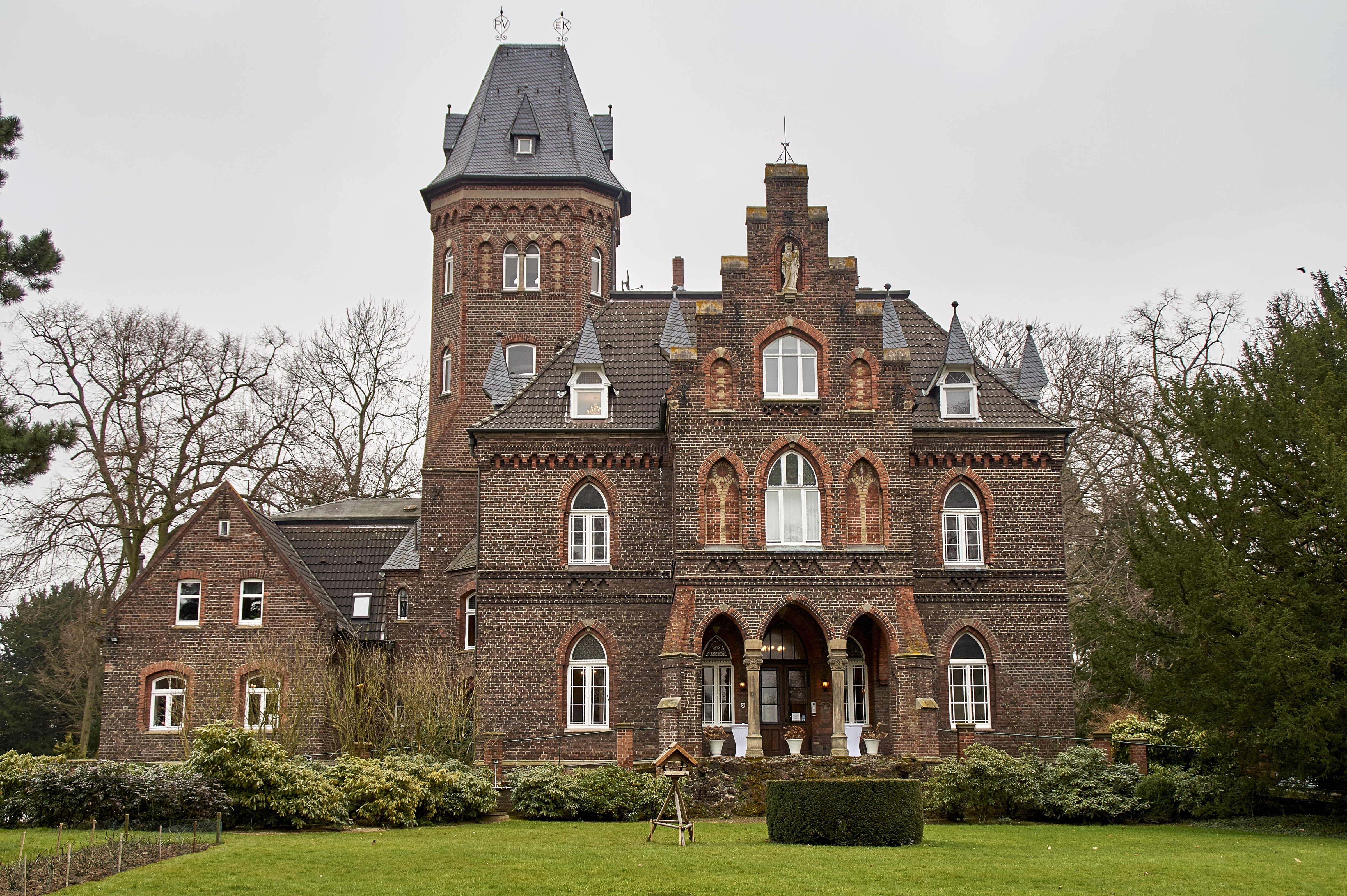 Marienburg Castle in Germany with Lawn and Shrubs HD Wallpaper