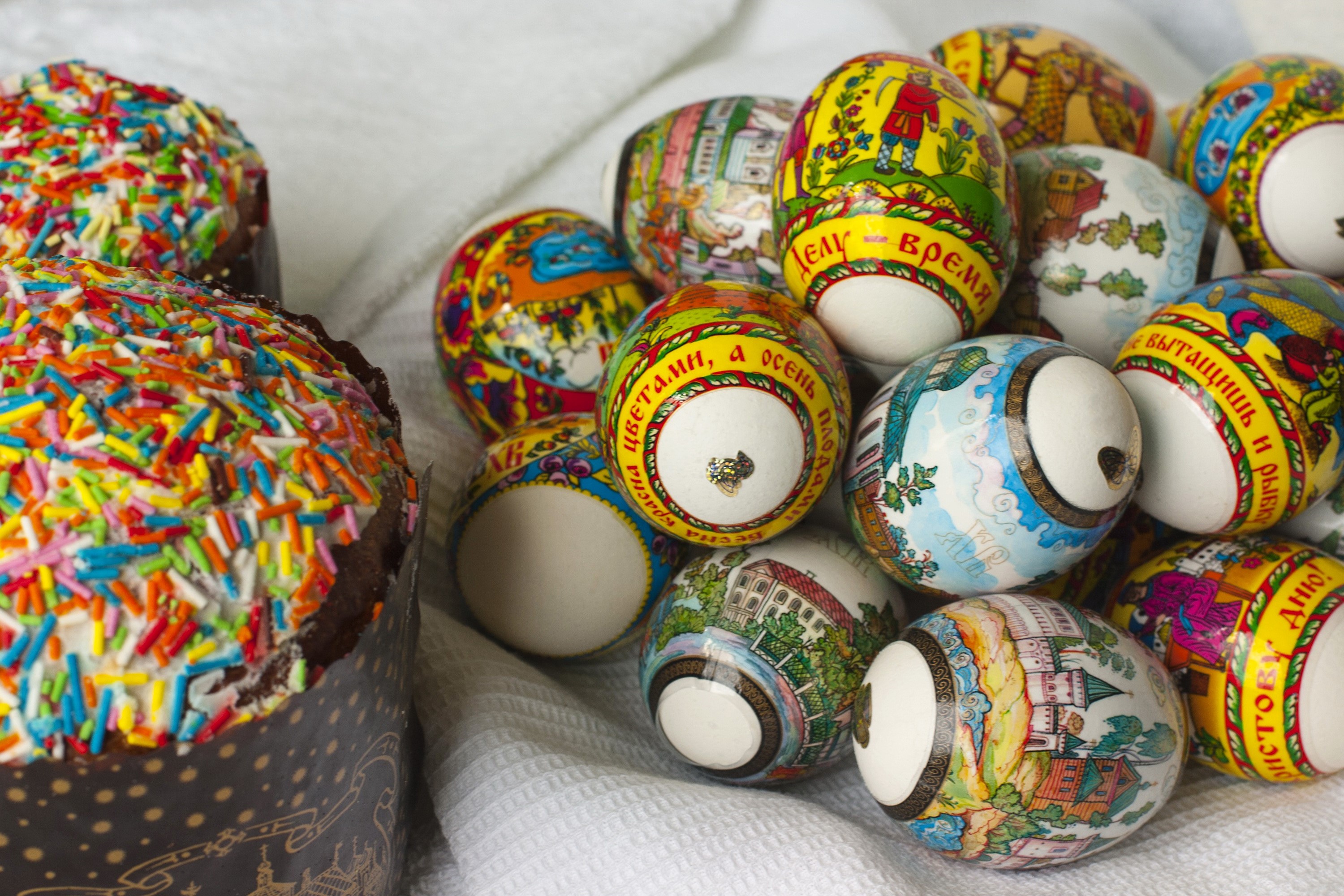 Easter cakes and decorated eggs HD Wallpaper