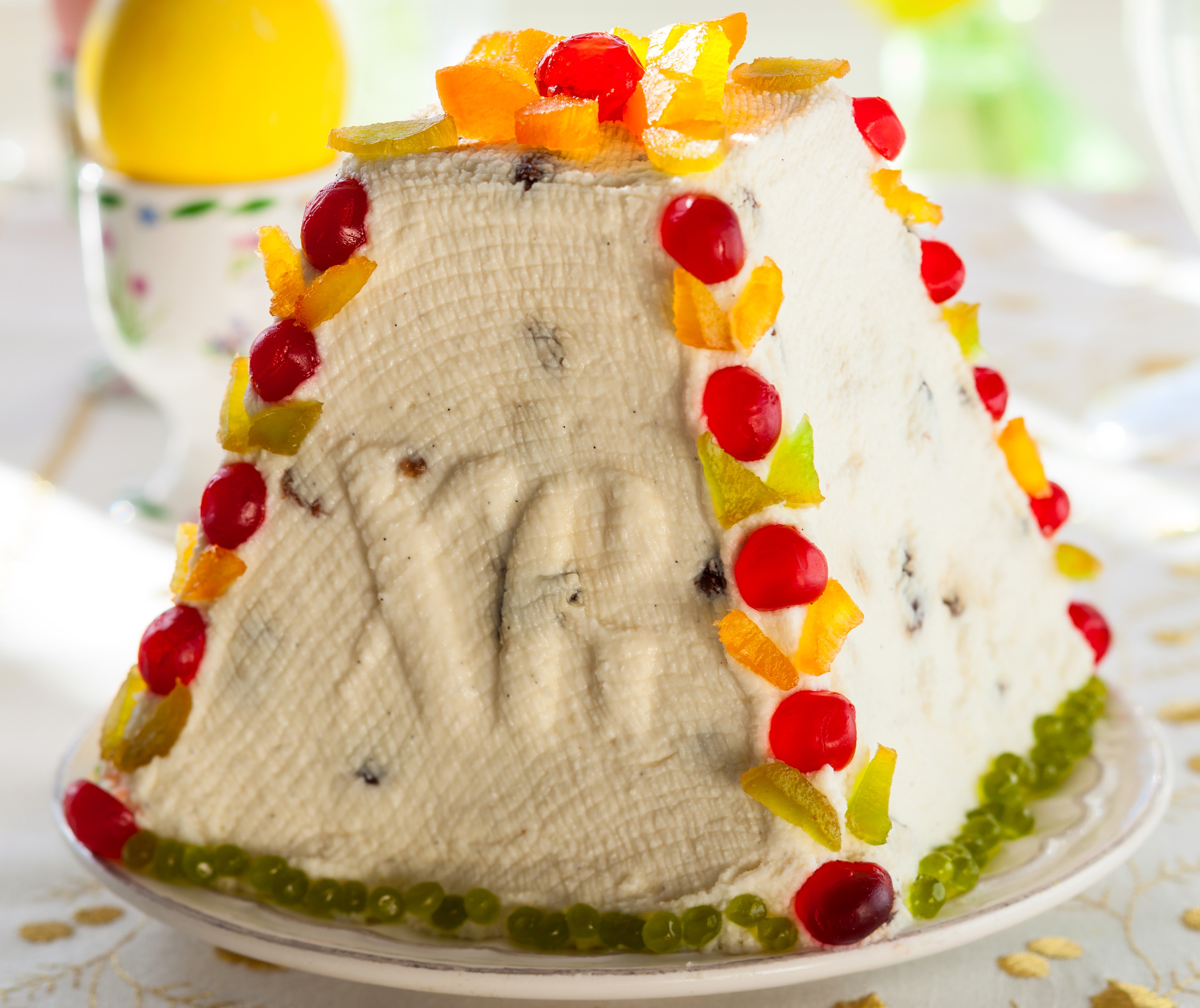 Easter Paska dessert decorated with candied fruit HD Wallpaper