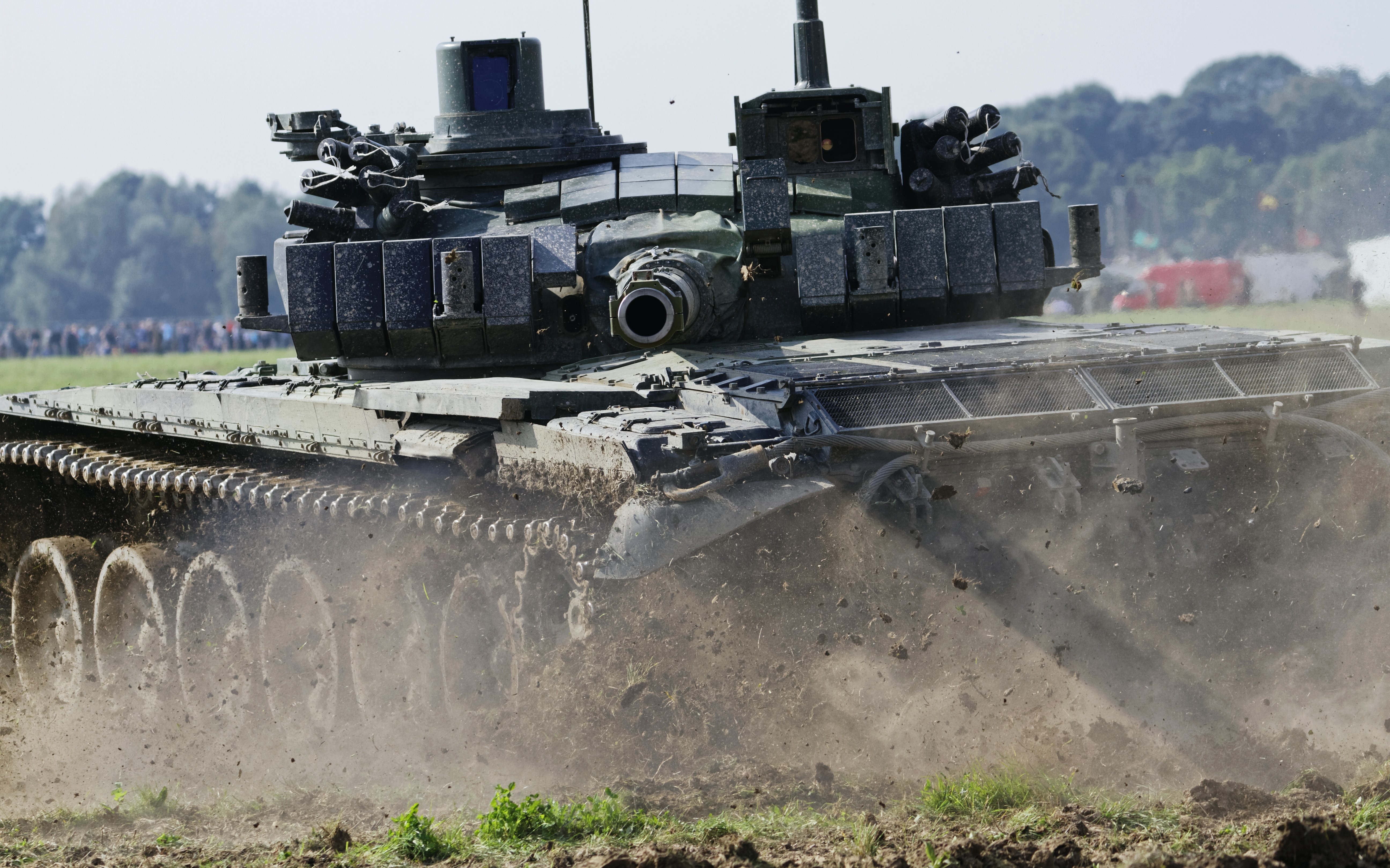 T-72M Tank Driving Through Mud HD Wallpaper