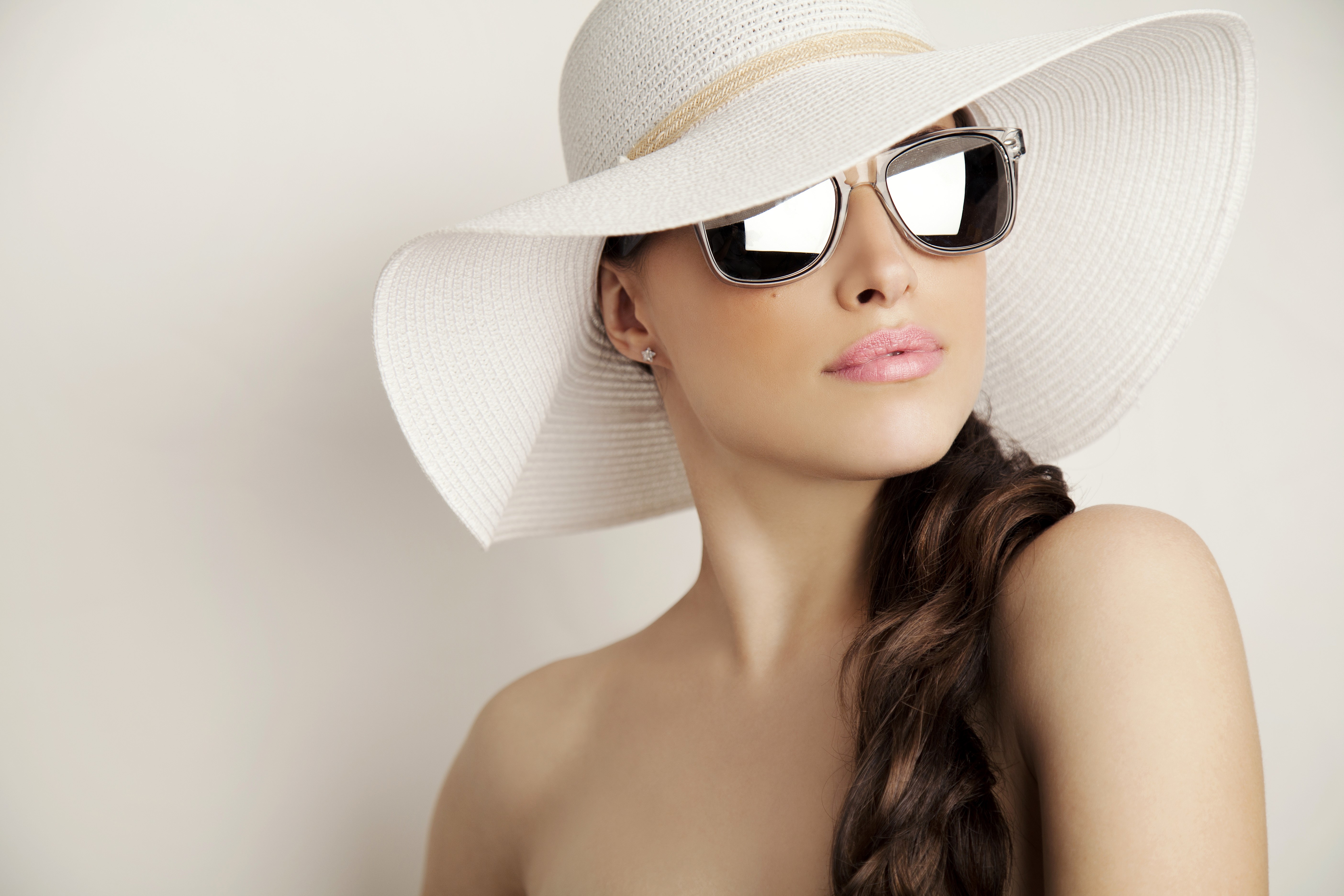 Woman with brown hair wearing a white hat and sunglasses HD Wallpaper