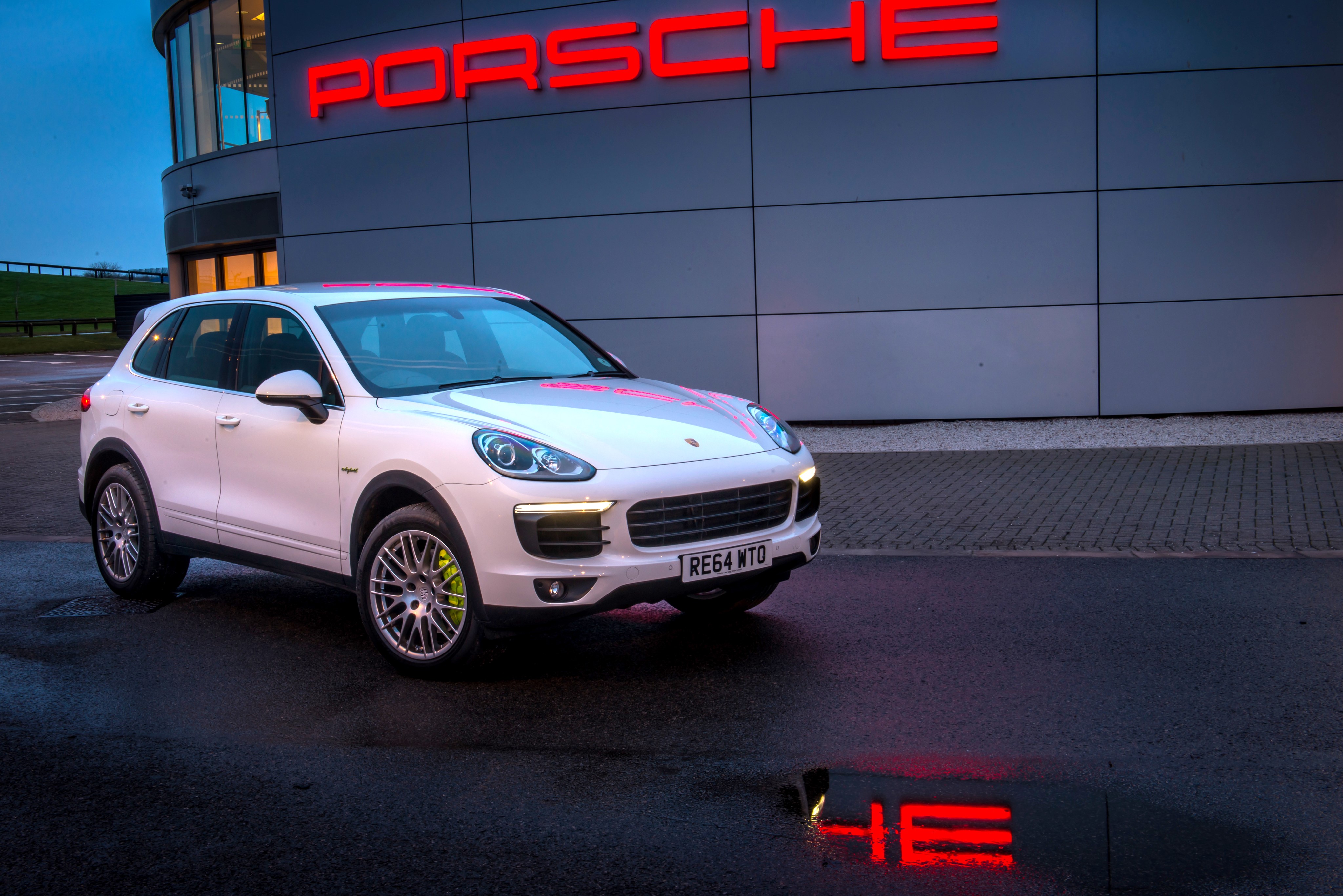 White 2014 Porsche Cayenne S E-Hybrid HD Wallpaper