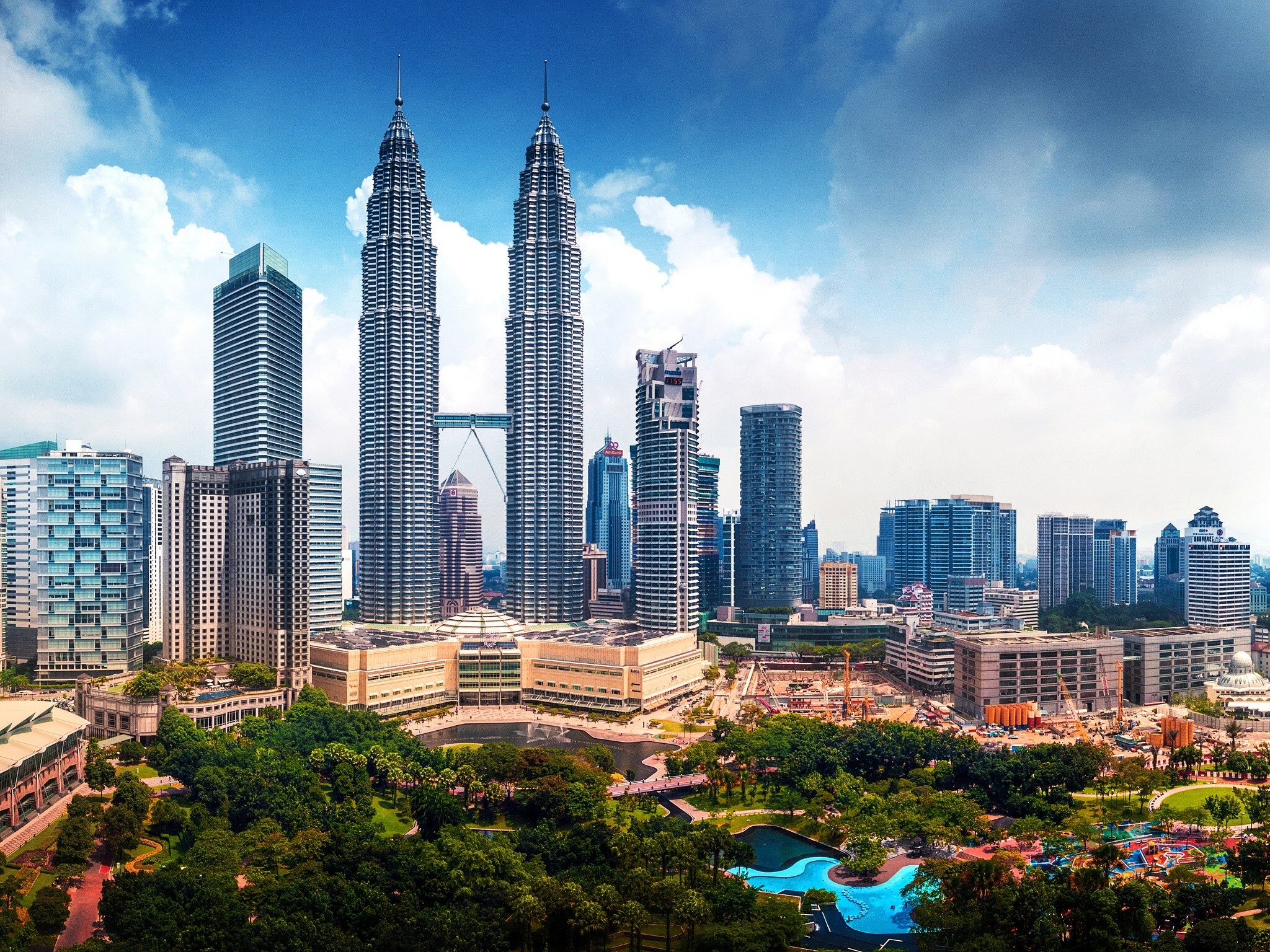 Petronas Towers and Kuala Lumpur Skyline, Malaysia HD Wallpaper