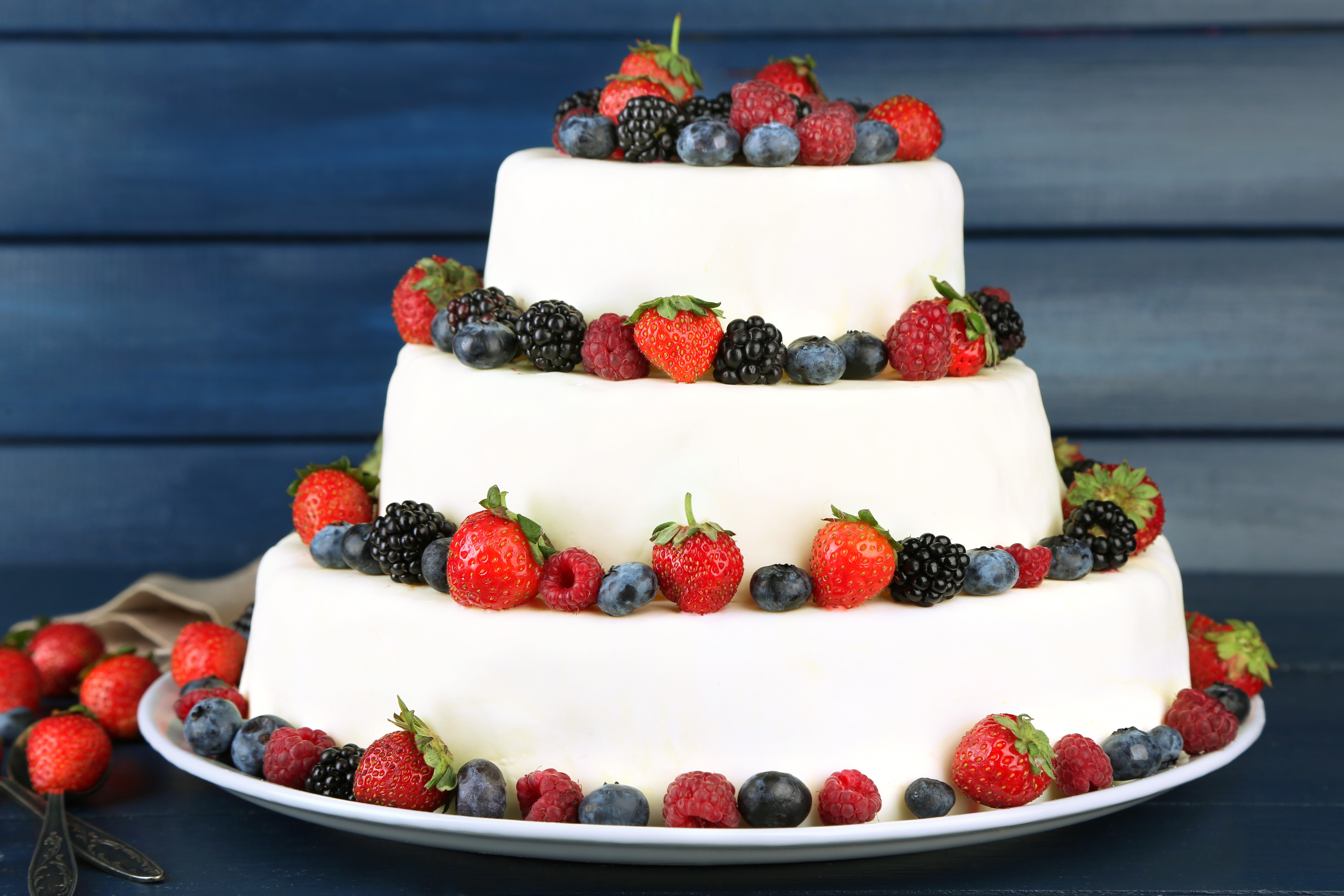 Tiered cake with fresh berries HD Wallpaper